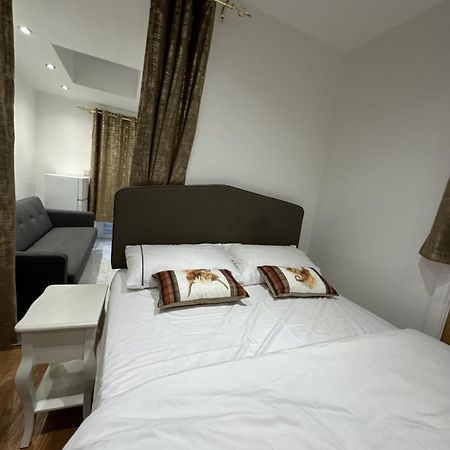 4Th Studio Flat With Private Own Bathroom A London Luxury Family Home Setup And Furnished With Double Bed Plus A Double Futon-Sofa Bed A Single Futon Bed A Baby Cot And Garden And Free Parking Ngoại thất bức ảnh