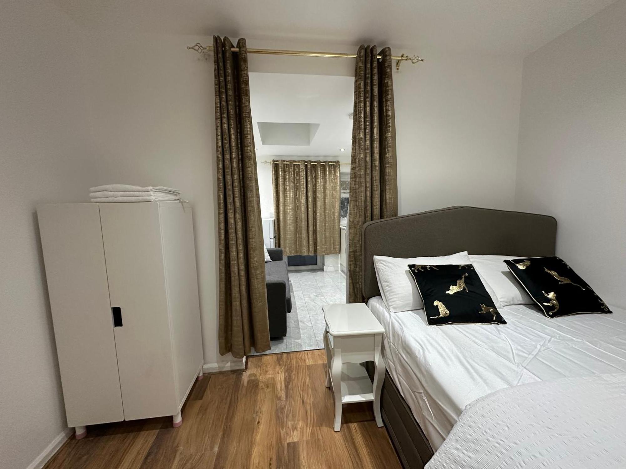 4Th Studio Flat With Private Own Bathroom A London Luxury Family Home Setup And Furnished With Double Bed Plus A Double Futon-Sofa Bed A Single Futon Bed A Baby Cot And Garden And Free Parking Ngoại thất bức ảnh