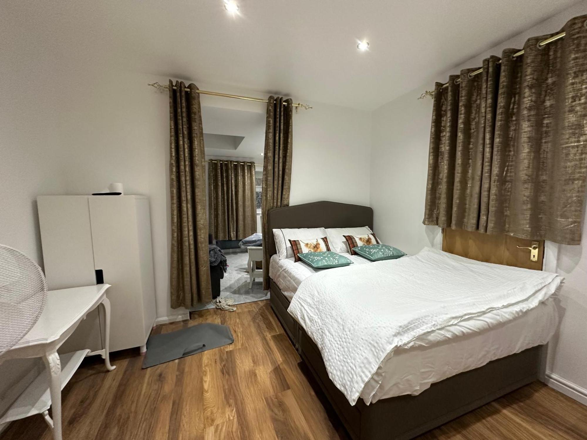 4Th Studio Flat With Private Own Bathroom A London Luxury Family Home Setup And Furnished With Double Bed Plus A Double Futon-Sofa Bed A Single Futon Bed A Baby Cot And Garden And Free Parking Ngoại thất bức ảnh