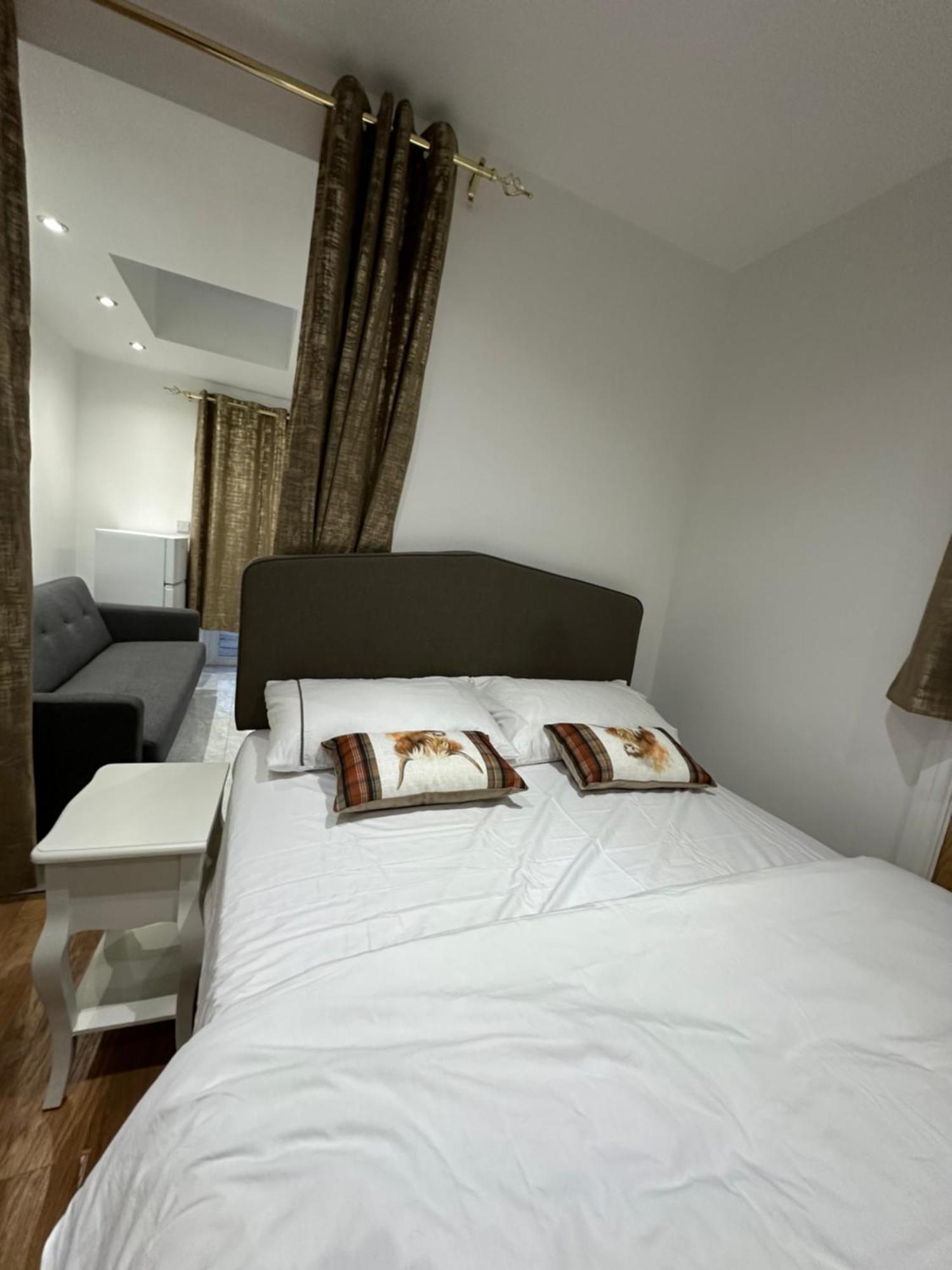 4Th Studio Flat With Private Own Bathroom A London Luxury Family Home Setup And Furnished With Double Bed Plus A Double Futon-Sofa Bed A Single Futon Bed A Baby Cot And Garden And Free Parking Ngoại thất bức ảnh