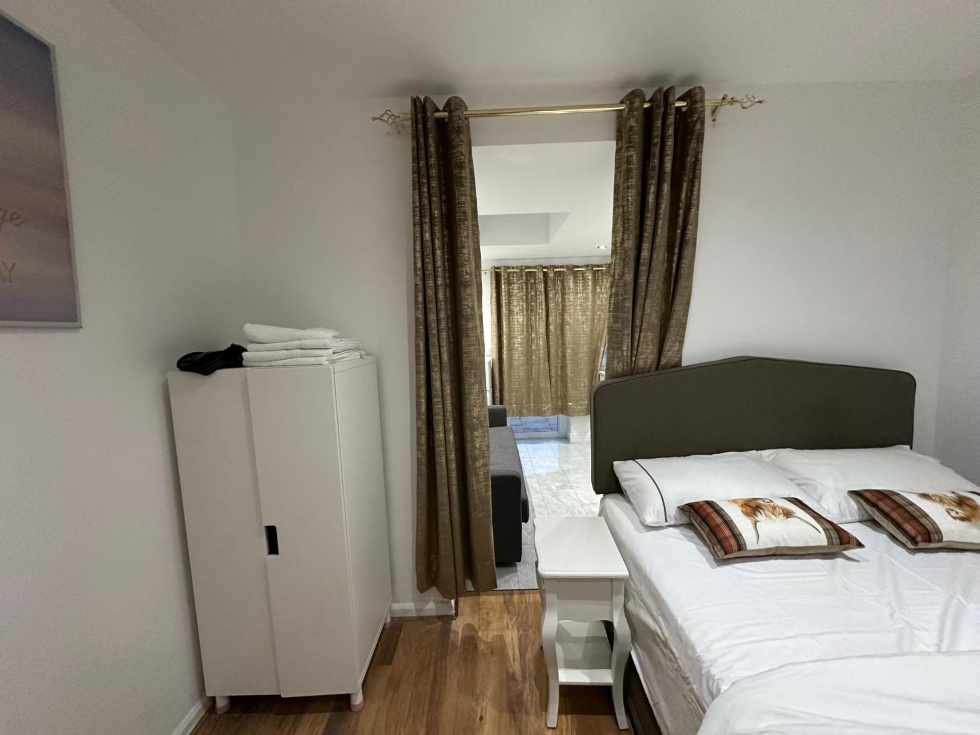 4Th Studio Flat With Private Own Bathroom A London Luxury Family Home Setup And Furnished With Double Bed Plus A Double Futon-Sofa Bed A Single Futon Bed A Baby Cot And Garden And Free Parking Ngoại thất bức ảnh
