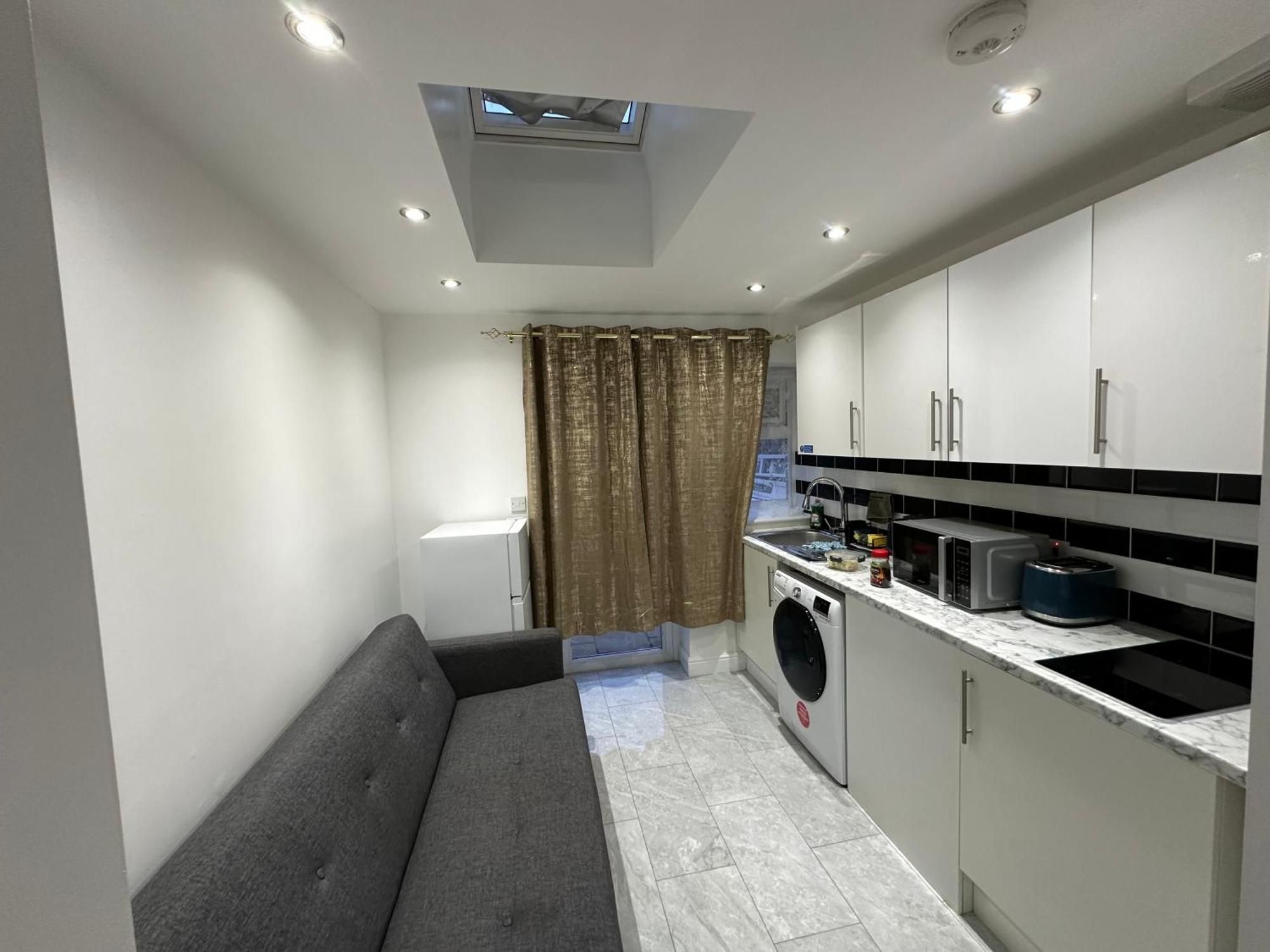 4Th Studio Flat With Private Own Bathroom A London Luxury Family Home Setup And Furnished With Double Bed Plus A Double Futon-Sofa Bed A Single Futon Bed A Baby Cot And Garden And Free Parking Ngoại thất bức ảnh