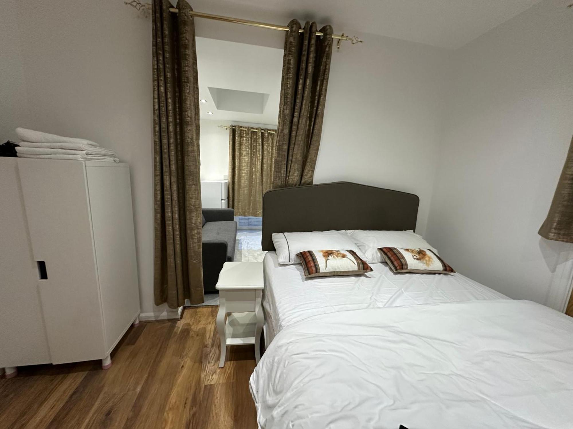 4Th Studio Flat With Private Own Bathroom A London Luxury Family Home Setup And Furnished With Double Bed Plus A Double Futon-Sofa Bed A Single Futon Bed A Baby Cot And Garden And Free Parking Ngoại thất bức ảnh