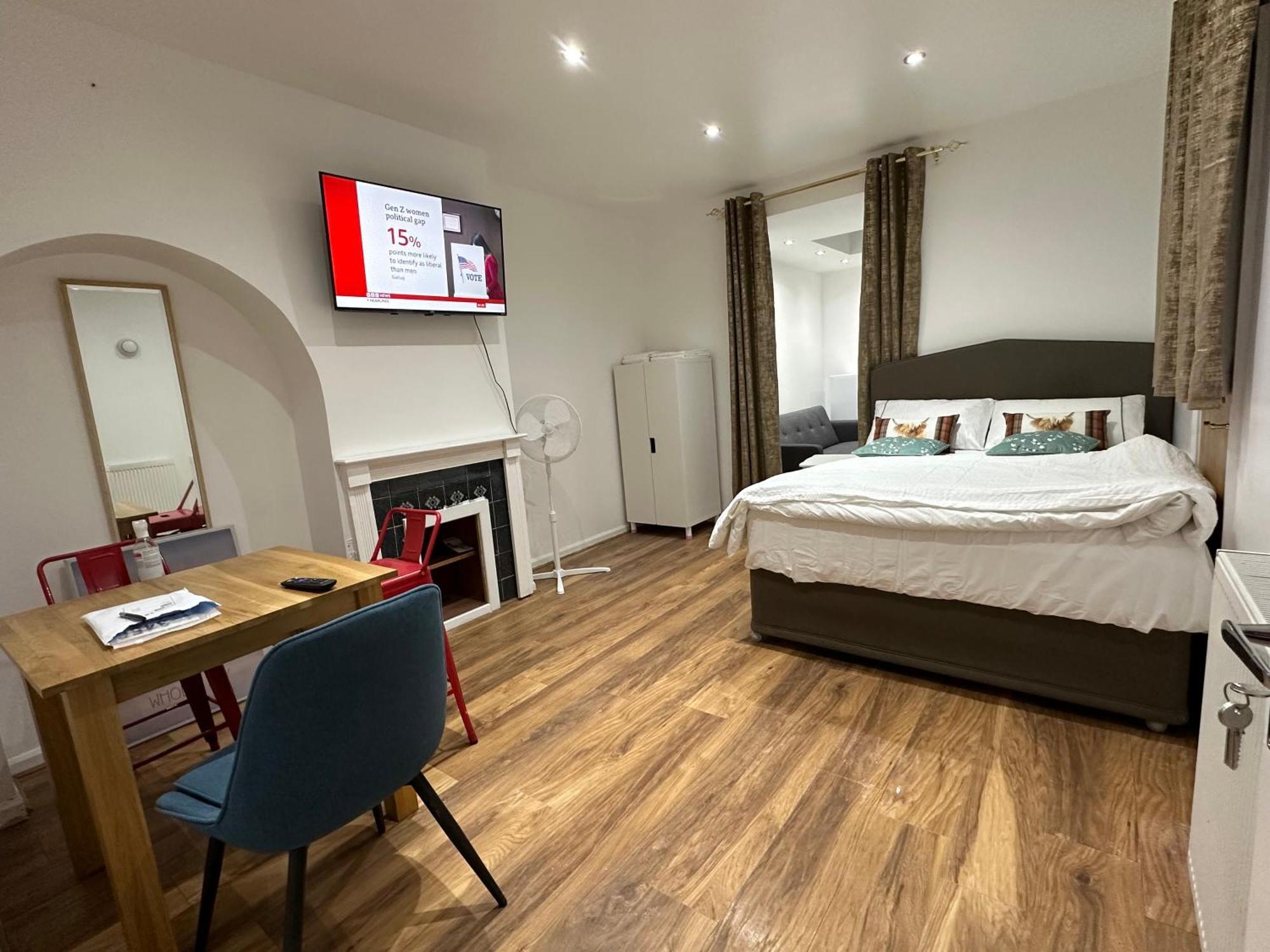 4Th Studio Flat With Private Own Bathroom A London Luxury Family Home Setup And Furnished With Double Bed Plus A Double Futon-Sofa Bed A Single Futon Bed A Baby Cot And Garden And Free Parking Ngoại thất bức ảnh