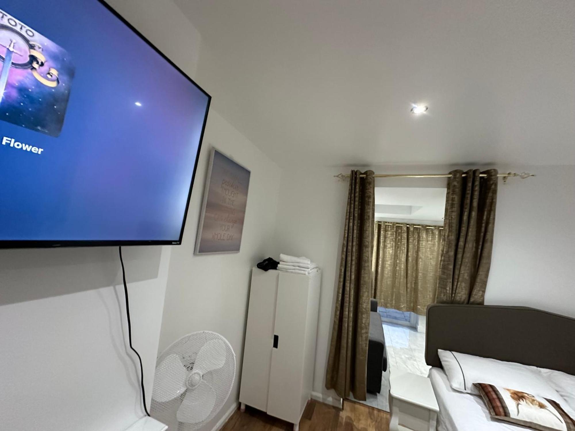 4Th Studio Flat With Private Own Bathroom A London Luxury Family Home Setup And Furnished With Double Bed Plus A Double Futon-Sofa Bed A Single Futon Bed A Baby Cot And Garden And Free Parking Ngoại thất bức ảnh
