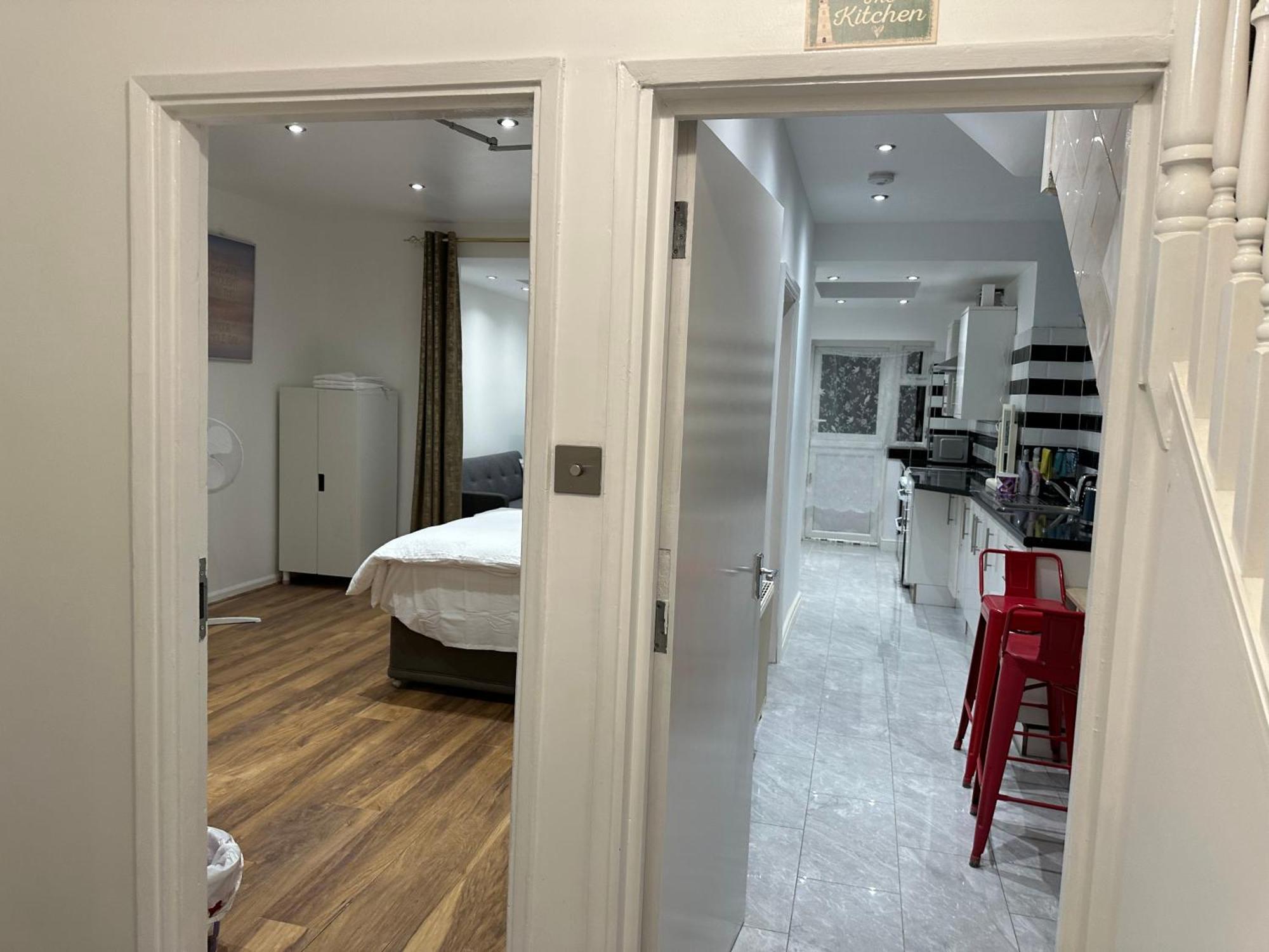 4Th Studio Flat With Private Own Bathroom A London Luxury Family Home Setup And Furnished With Double Bed Plus A Double Futon-Sofa Bed A Single Futon Bed A Baby Cot And Garden And Free Parking Ngoại thất bức ảnh