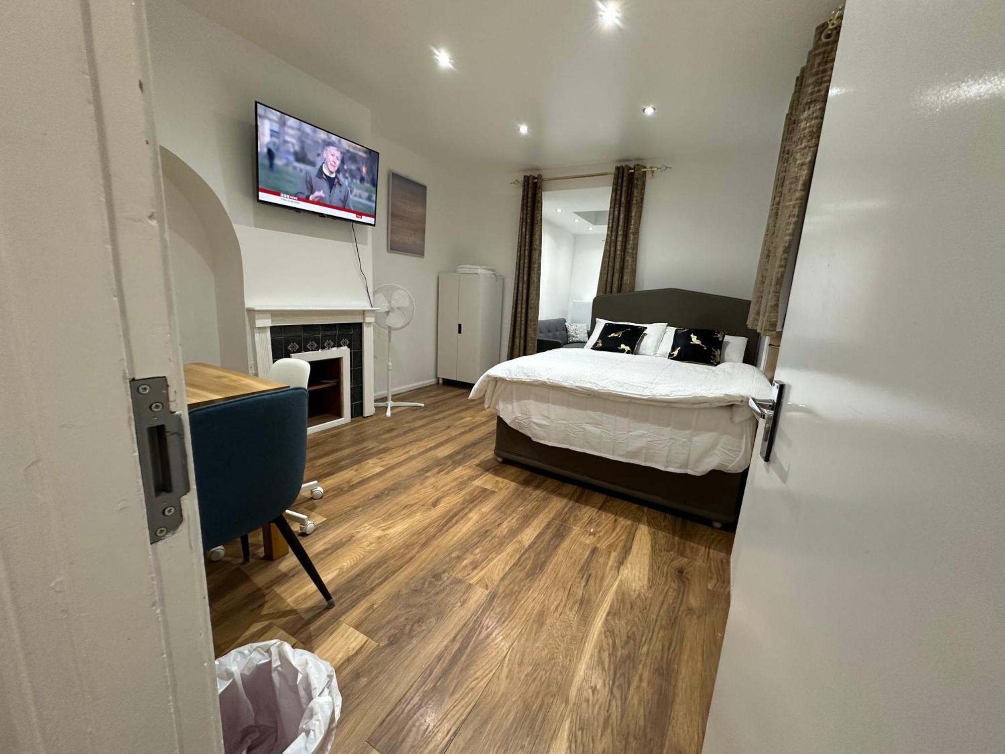 4Th Studio Flat With Private Own Bathroom A London Luxury Family Home Setup And Furnished With Double Bed Plus A Double Futon-Sofa Bed A Single Futon Bed A Baby Cot And Garden And Free Parking Ngoại thất bức ảnh