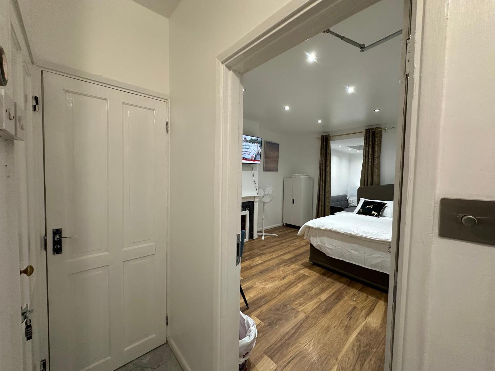 4Th Studio Flat With Private Own Bathroom A London Luxury Family Home Setup And Furnished With Double Bed Plus A Double Futon-Sofa Bed A Single Futon Bed A Baby Cot And Garden And Free Parking Ngoại thất bức ảnh