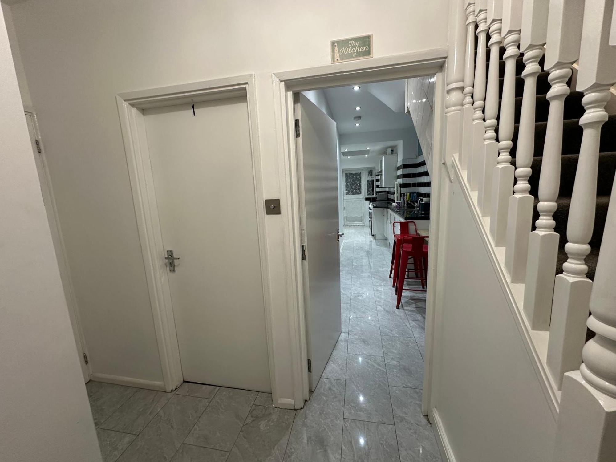 4Th Studio Flat With Private Own Bathroom A London Luxury Family Home Setup And Furnished With Double Bed Plus A Double Futon-Sofa Bed A Single Futon Bed A Baby Cot And Garden And Free Parking Ngoại thất bức ảnh