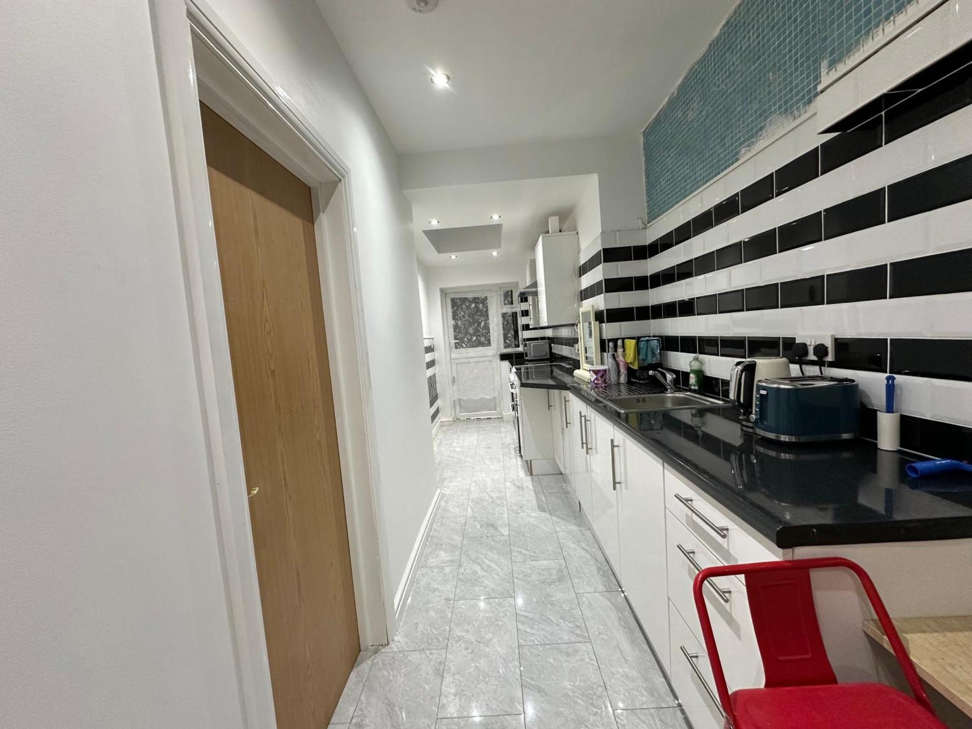 4Th Studio Flat With Private Own Bathroom A London Luxury Family Home Setup And Furnished With Double Bed Plus A Double Futon-Sofa Bed A Single Futon Bed A Baby Cot And Garden And Free Parking Ngoại thất bức ảnh