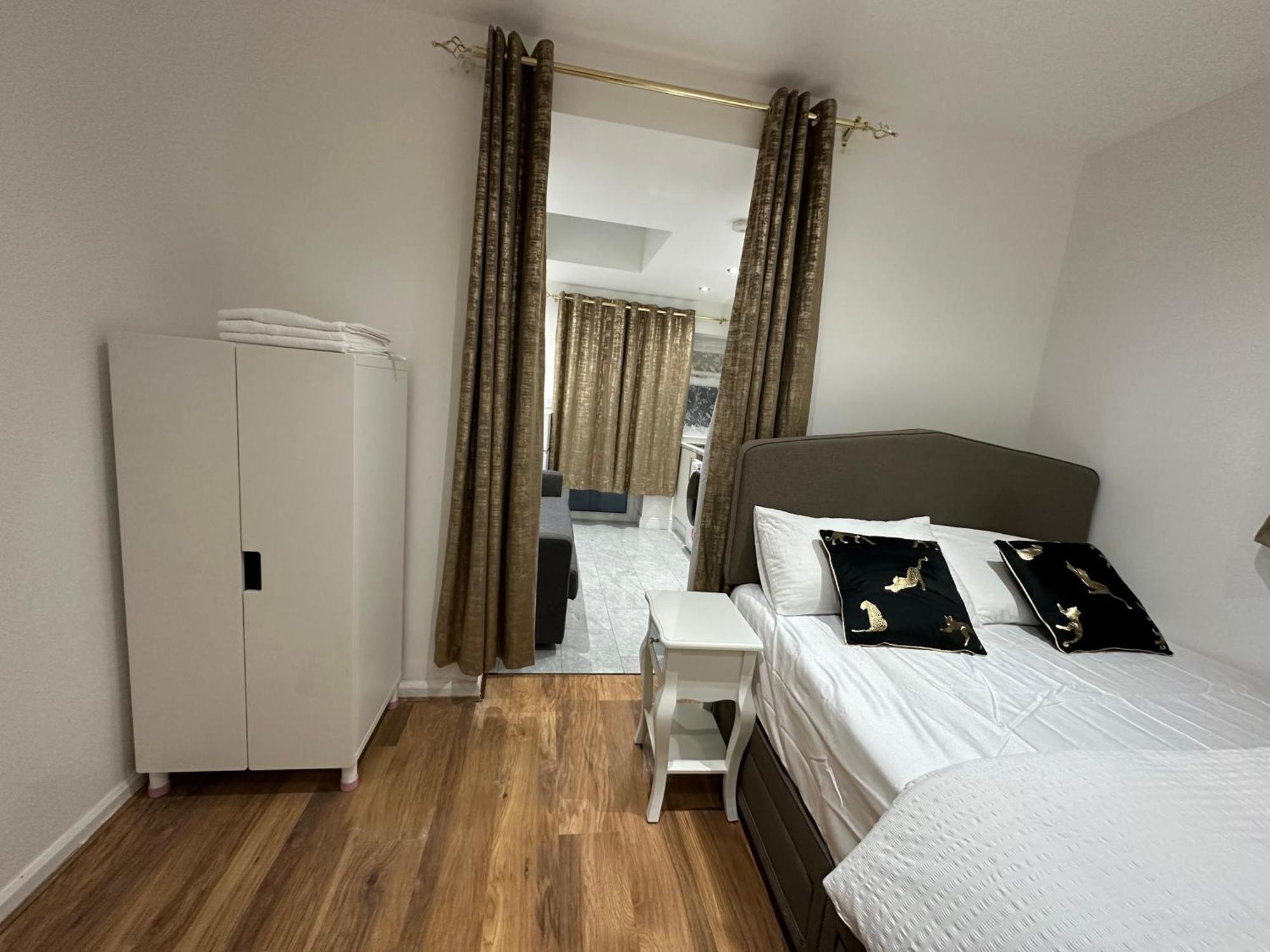 4Th Studio Flat With Private Own Bathroom A London Luxury Family Home Setup And Furnished With Double Bed Plus A Double Futon-Sofa Bed A Single Futon Bed A Baby Cot And Garden And Free Parking Ngoại thất bức ảnh