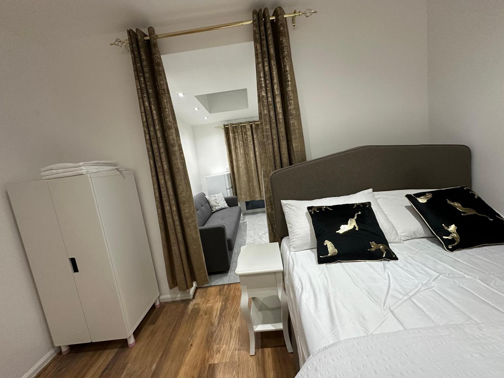 4Th Studio Flat With Private Own Bathroom A London Luxury Family Home Setup And Furnished With Double Bed Plus A Double Futon-Sofa Bed A Single Futon Bed A Baby Cot And Garden And Free Parking Ngoại thất bức ảnh