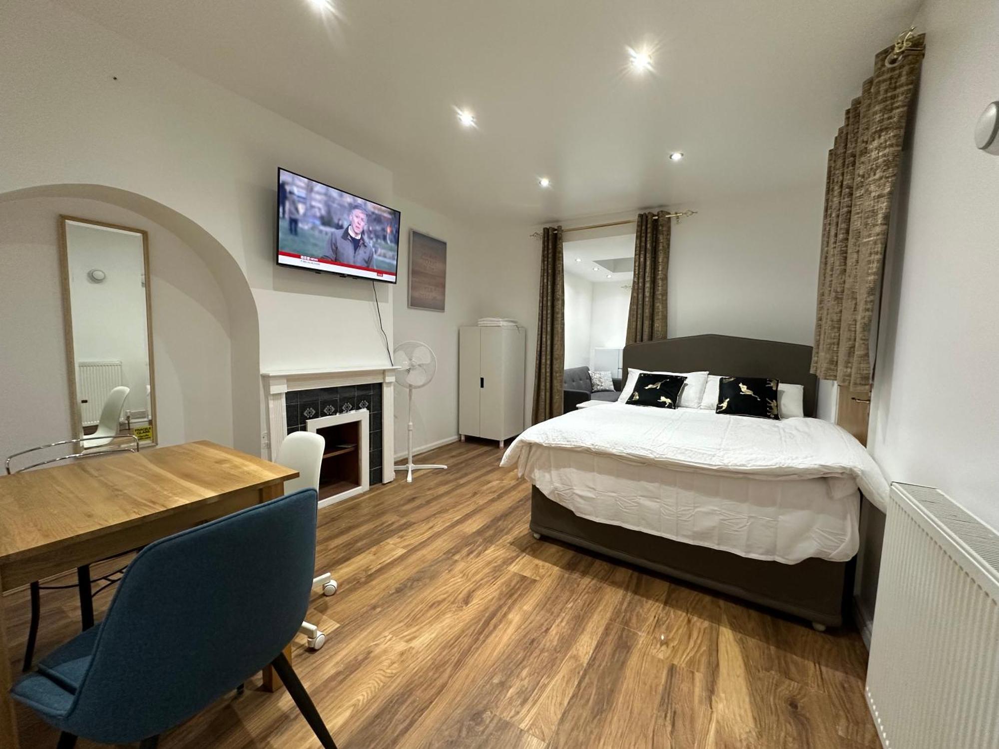 4Th Studio Flat With Private Own Bathroom A London Luxury Family Home Setup And Furnished With Double Bed Plus A Double Futon-Sofa Bed A Single Futon Bed A Baby Cot And Garden And Free Parking Ngoại thất bức ảnh