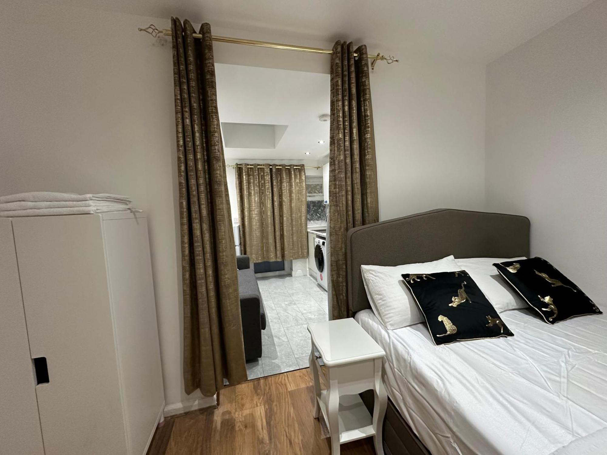 4Th Studio Flat With Private Own Bathroom A London Luxury Family Home Setup And Furnished With Double Bed Plus A Double Futon-Sofa Bed A Single Futon Bed A Baby Cot And Garden And Free Parking Ngoại thất bức ảnh