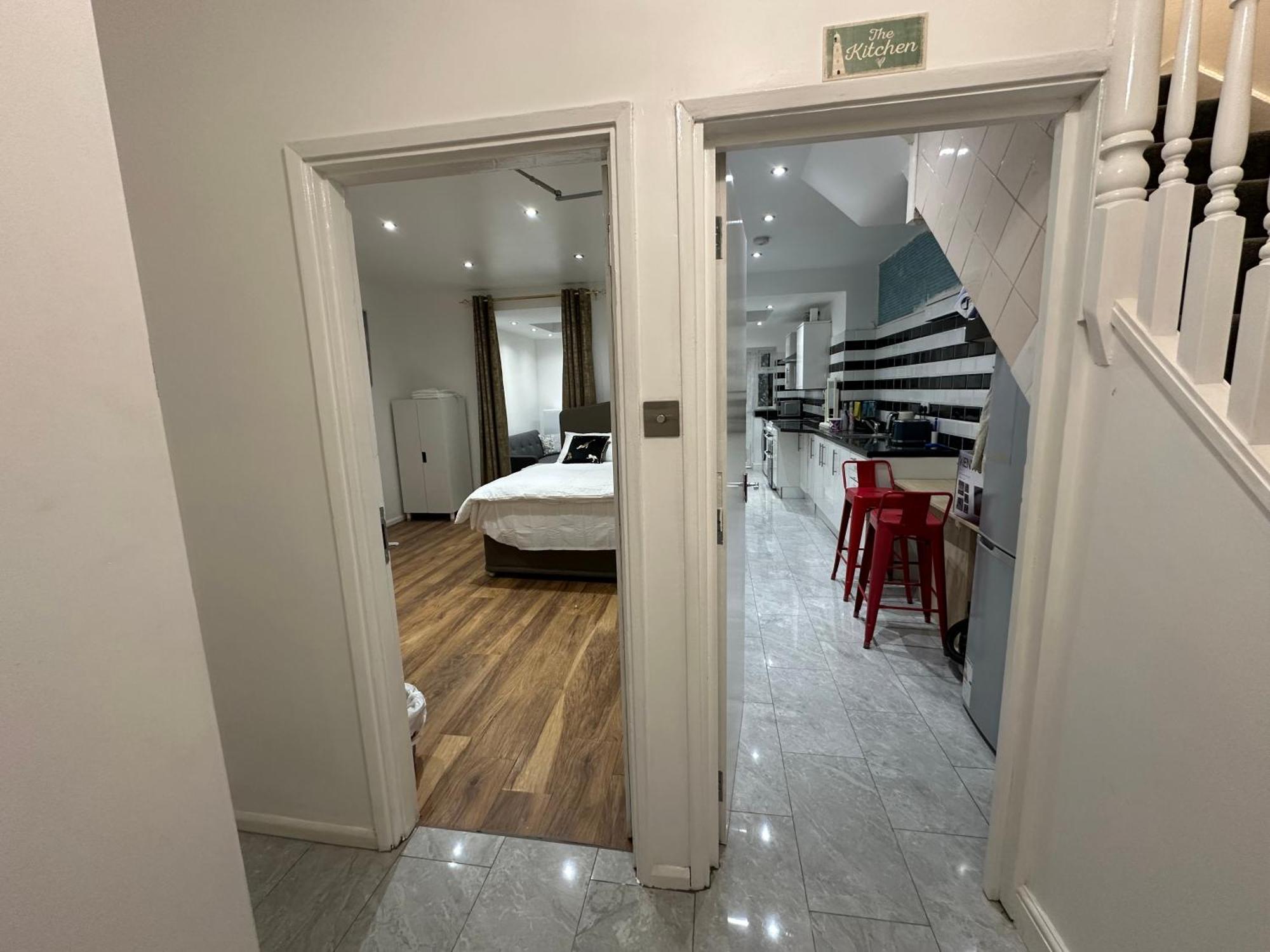 4Th Studio Flat With Private Own Bathroom A London Luxury Family Home Setup And Furnished With Double Bed Plus A Double Futon-Sofa Bed A Single Futon Bed A Baby Cot And Garden And Free Parking Ngoại thất bức ảnh