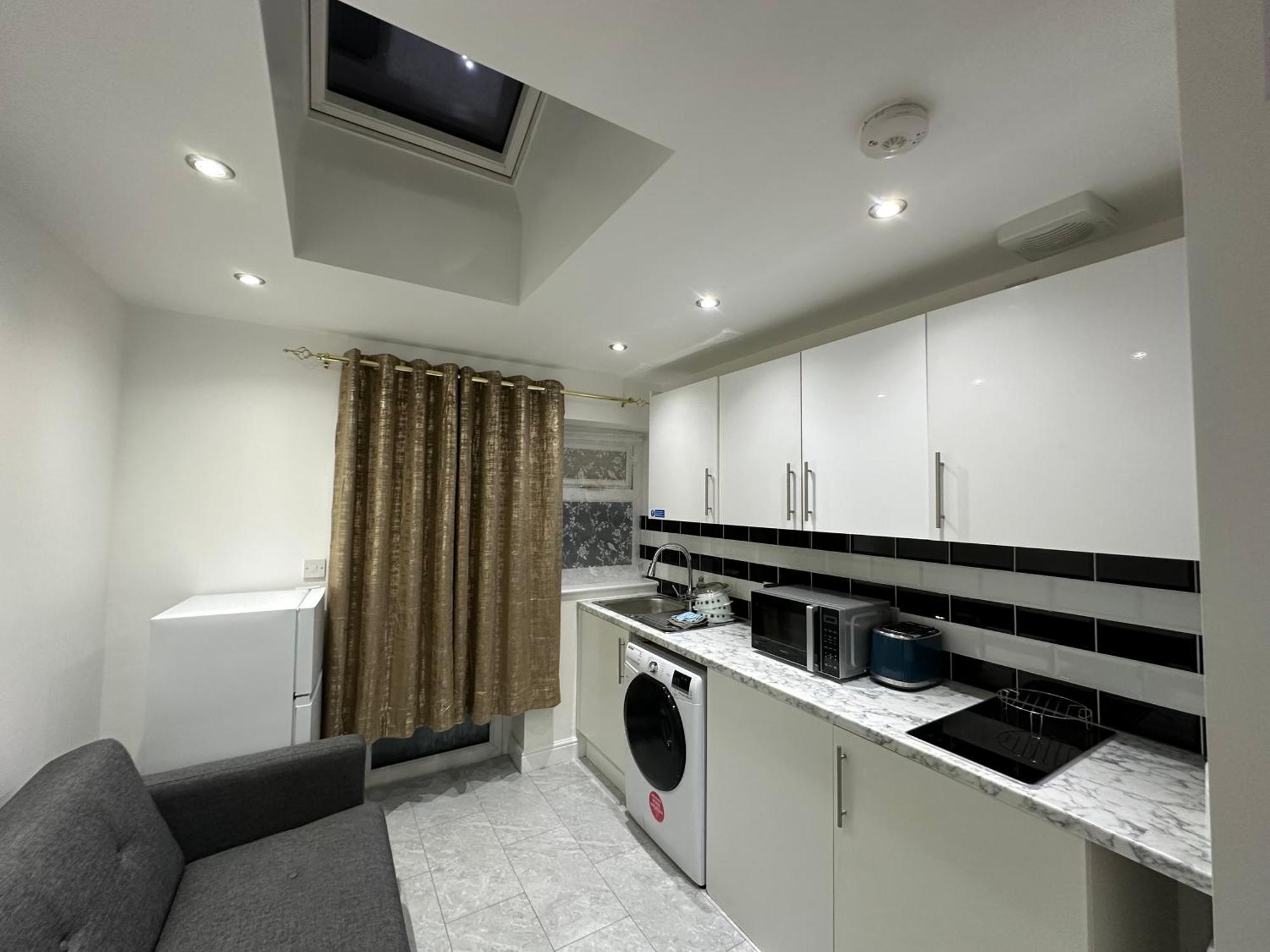 4Th Studio Flat With Private Own Bathroom A London Luxury Family Home Setup And Furnished With Double Bed Plus A Double Futon-Sofa Bed A Single Futon Bed A Baby Cot And Garden And Free Parking Ngoại thất bức ảnh