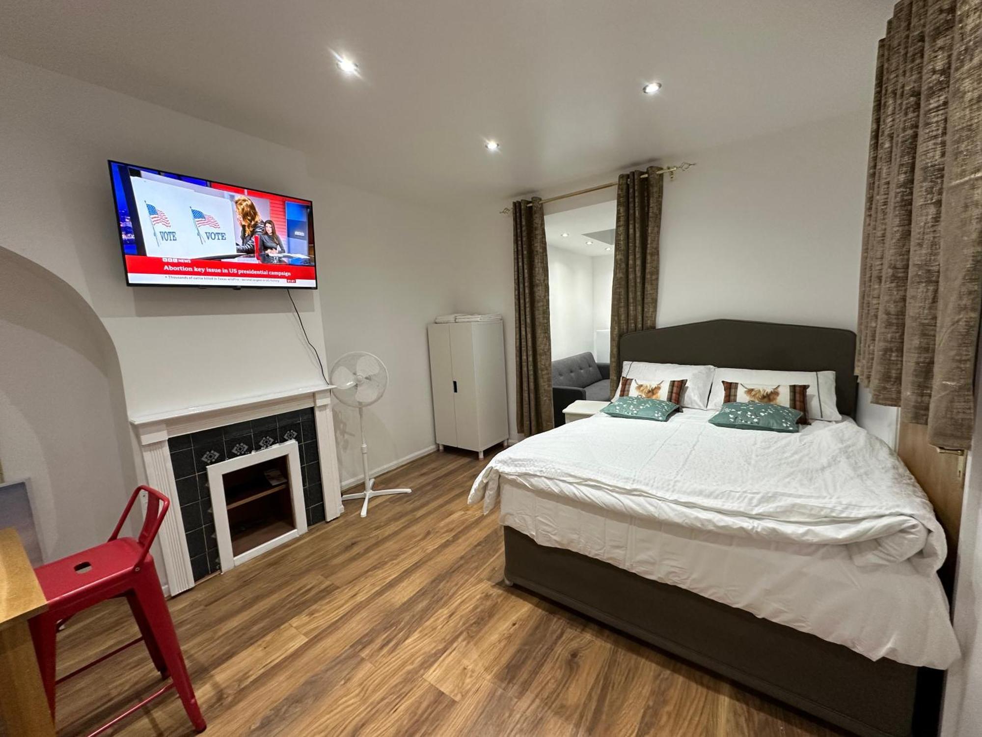 4Th Studio Flat With Private Own Bathroom A London Luxury Family Home Setup And Furnished With Double Bed Plus A Double Futon-Sofa Bed A Single Futon Bed A Baby Cot And Garden And Free Parking Ngoại thất bức ảnh