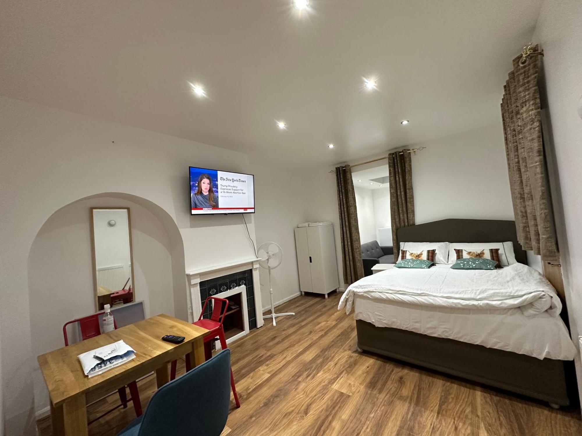 4Th Studio Flat With Private Own Bathroom A London Luxury Family Home Setup And Furnished With Double Bed Plus A Double Futon-Sofa Bed A Single Futon Bed A Baby Cot And Garden And Free Parking Ngoại thất bức ảnh