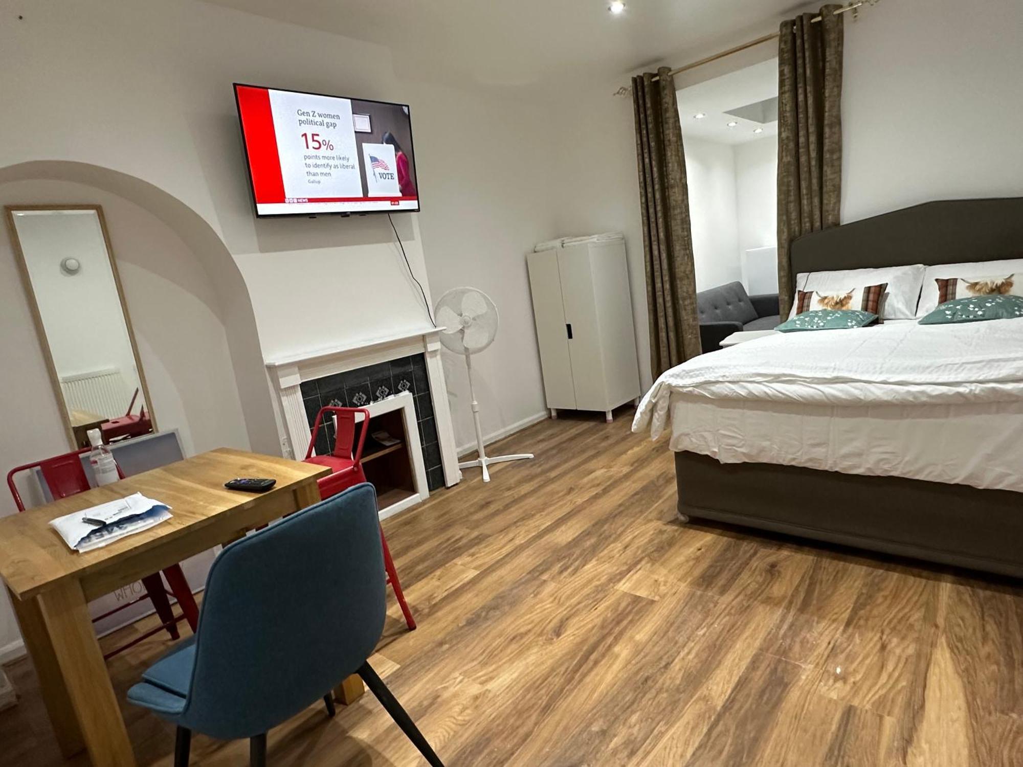 4Th Studio Flat With Private Own Bathroom A London Luxury Family Home Setup And Furnished With Double Bed Plus A Double Futon-Sofa Bed A Single Futon Bed A Baby Cot And Garden And Free Parking Ngoại thất bức ảnh