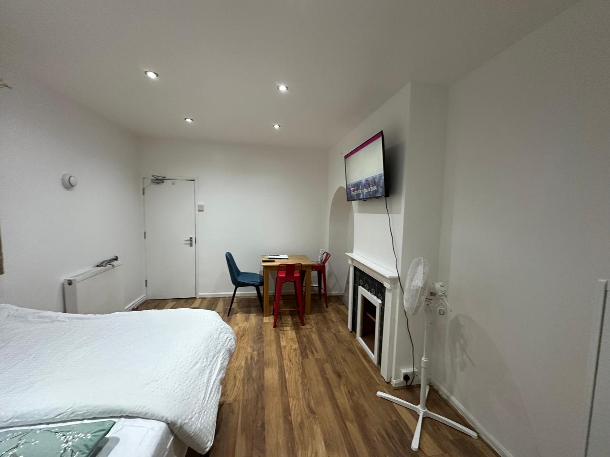4Th Studio Flat With Private Own Bathroom A London Luxury Family Home Setup And Furnished With Double Bed Plus A Double Futon-Sofa Bed A Single Futon Bed A Baby Cot And Garden And Free Parking Ngoại thất bức ảnh