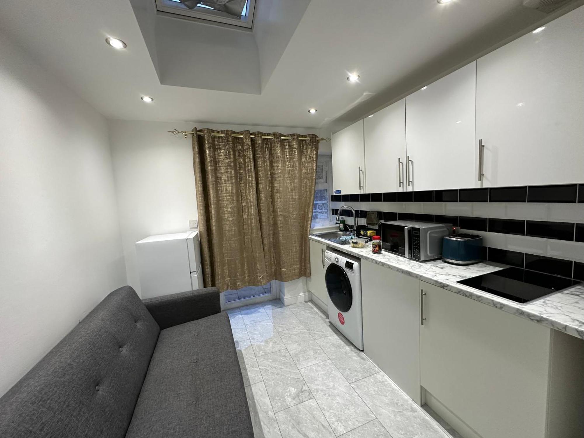 4Th Studio Flat With Private Own Bathroom A London Luxury Family Home Setup And Furnished With Double Bed Plus A Double Futon-Sofa Bed A Single Futon Bed A Baby Cot And Garden And Free Parking Ngoại thất bức ảnh