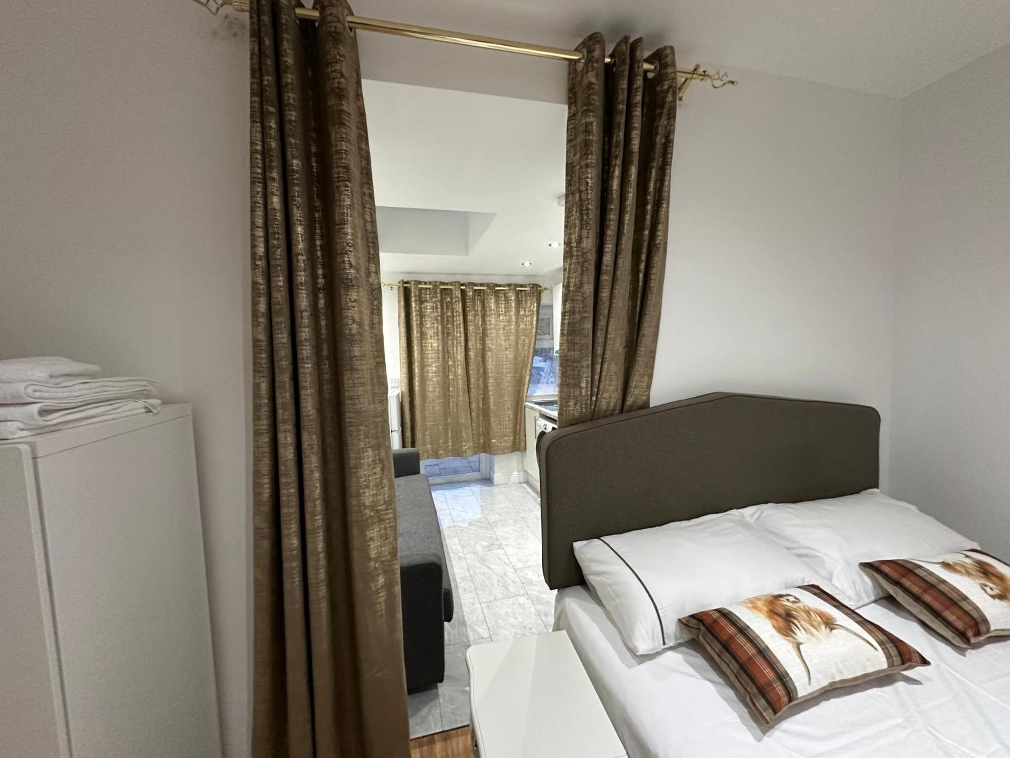 4Th Studio Flat With Private Own Bathroom A London Luxury Family Home Setup And Furnished With Double Bed Plus A Double Futon-Sofa Bed A Single Futon Bed A Baby Cot And Garden And Free Parking Ngoại thất bức ảnh