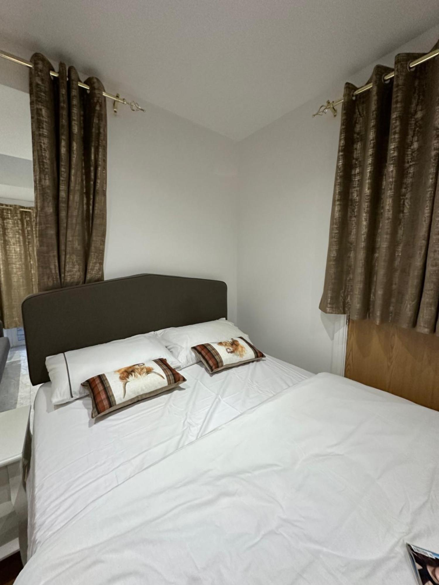 4Th Studio Flat With Private Own Bathroom A London Luxury Family Home Setup And Furnished With Double Bed Plus A Double Futon-Sofa Bed A Single Futon Bed A Baby Cot And Garden And Free Parking Ngoại thất bức ảnh