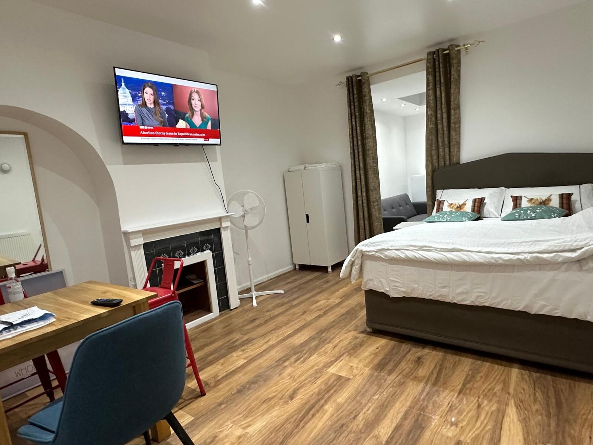 4Th Studio Flat With Private Own Bathroom A London Luxury Family Home Setup And Furnished With Double Bed Plus A Double Futon-Sofa Bed A Single Futon Bed A Baby Cot And Garden And Free Parking Ngoại thất bức ảnh