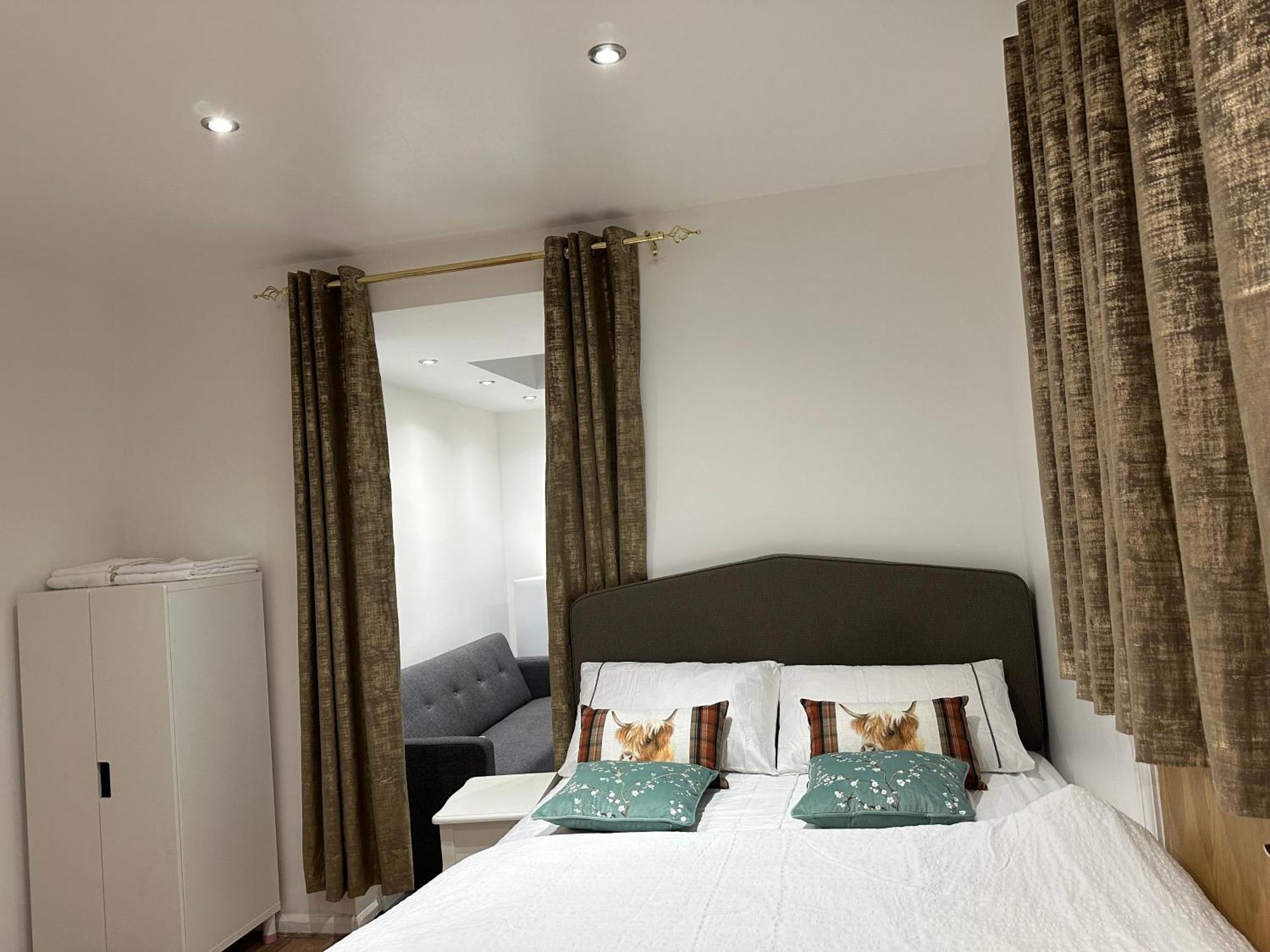 4Th Studio Flat With Private Own Bathroom A London Luxury Family Home Setup And Furnished With Double Bed Plus A Double Futon-Sofa Bed A Single Futon Bed A Baby Cot And Garden And Free Parking Ngoại thất bức ảnh