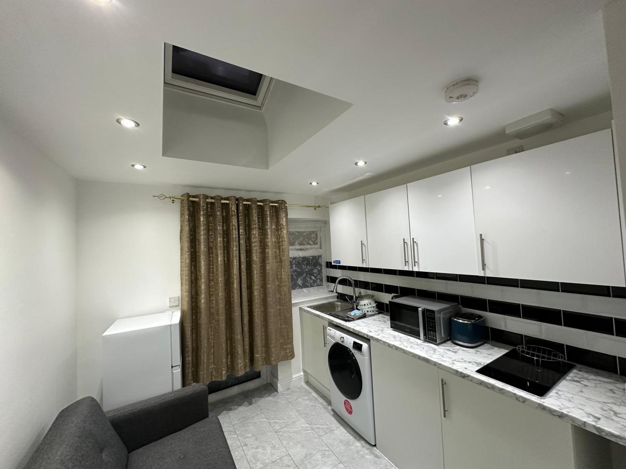 4Th Studio Flat With Private Own Bathroom A London Luxury Family Home Setup And Furnished With Double Bed Plus A Double Futon-Sofa Bed A Single Futon Bed A Baby Cot And Garden And Free Parking Ngoại thất bức ảnh