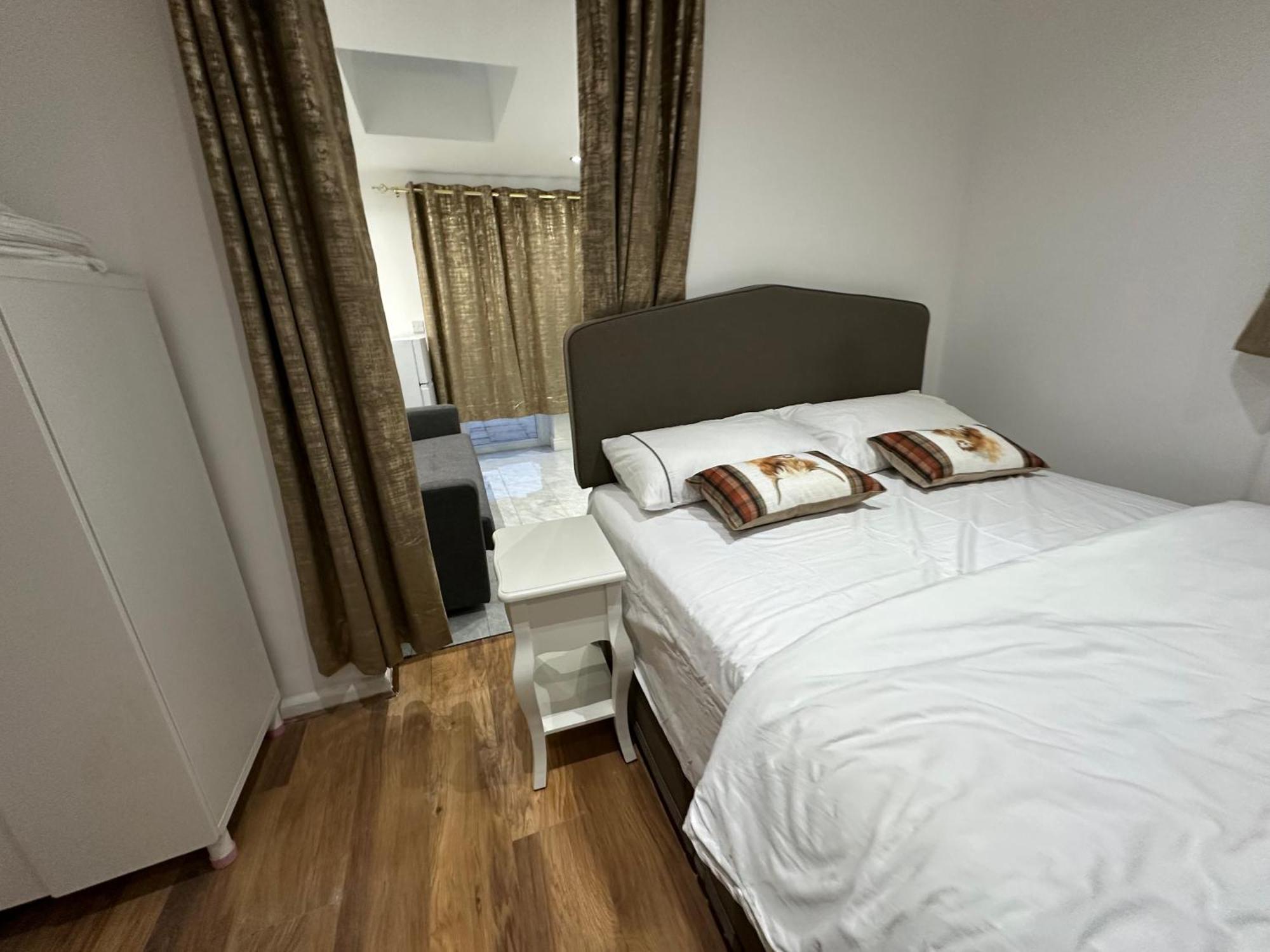 4Th Studio Flat With Private Own Bathroom A London Luxury Family Home Setup And Furnished With Double Bed Plus A Double Futon-Sofa Bed A Single Futon Bed A Baby Cot And Garden And Free Parking Ngoại thất bức ảnh
