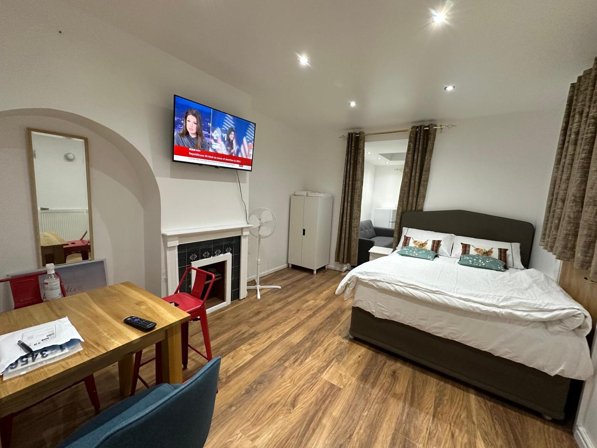 4Th Studio Flat With Private Own Bathroom A London Luxury Family Home Setup And Furnished With Double Bed Plus A Double Futon-Sofa Bed A Single Futon Bed A Baby Cot And Garden And Free Parking Ngoại thất bức ảnh