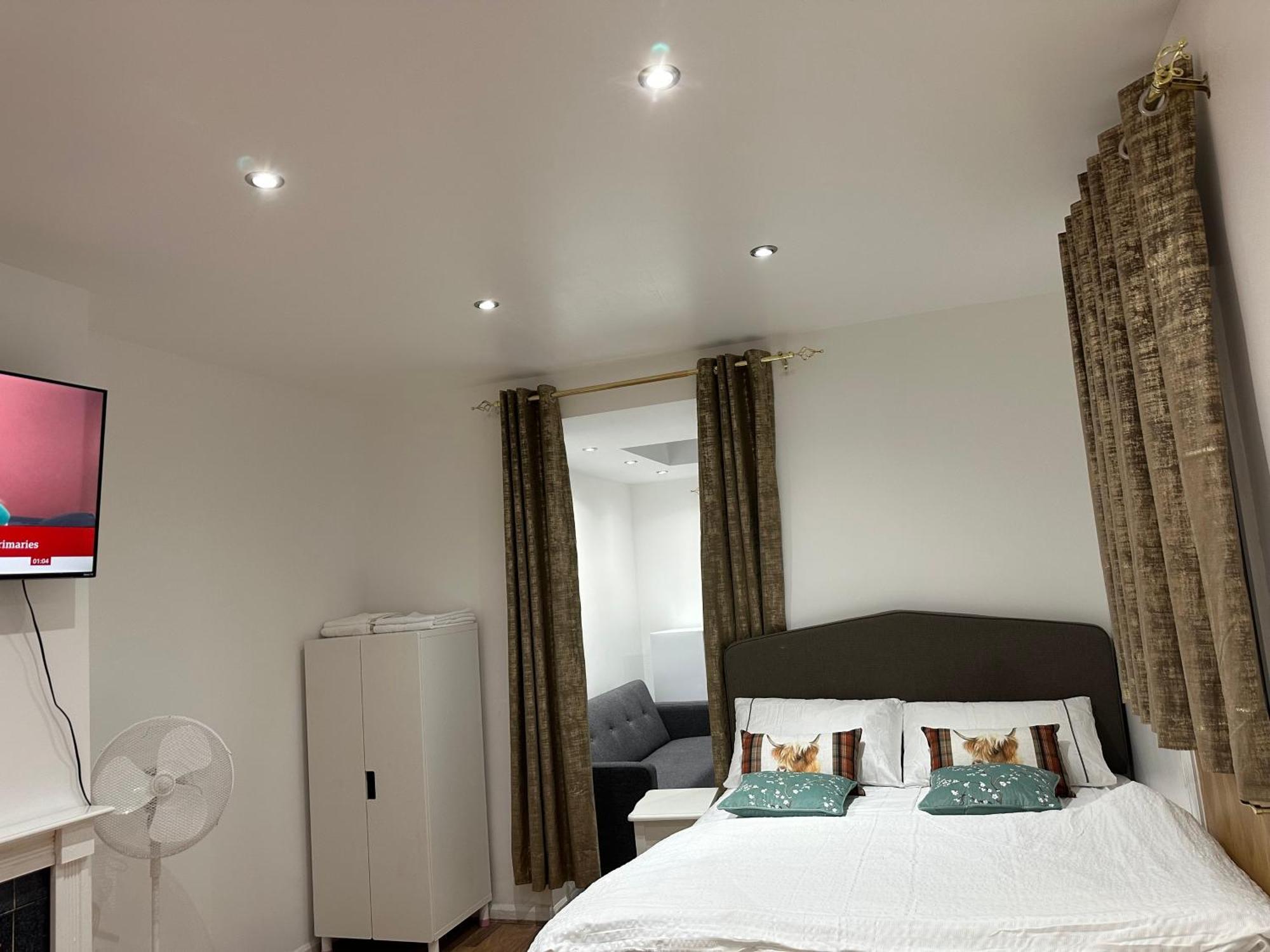 4Th Studio Flat With Private Own Bathroom A London Luxury Family Home Setup And Furnished With Double Bed Plus A Double Futon-Sofa Bed A Single Futon Bed A Baby Cot And Garden And Free Parking Ngoại thất bức ảnh