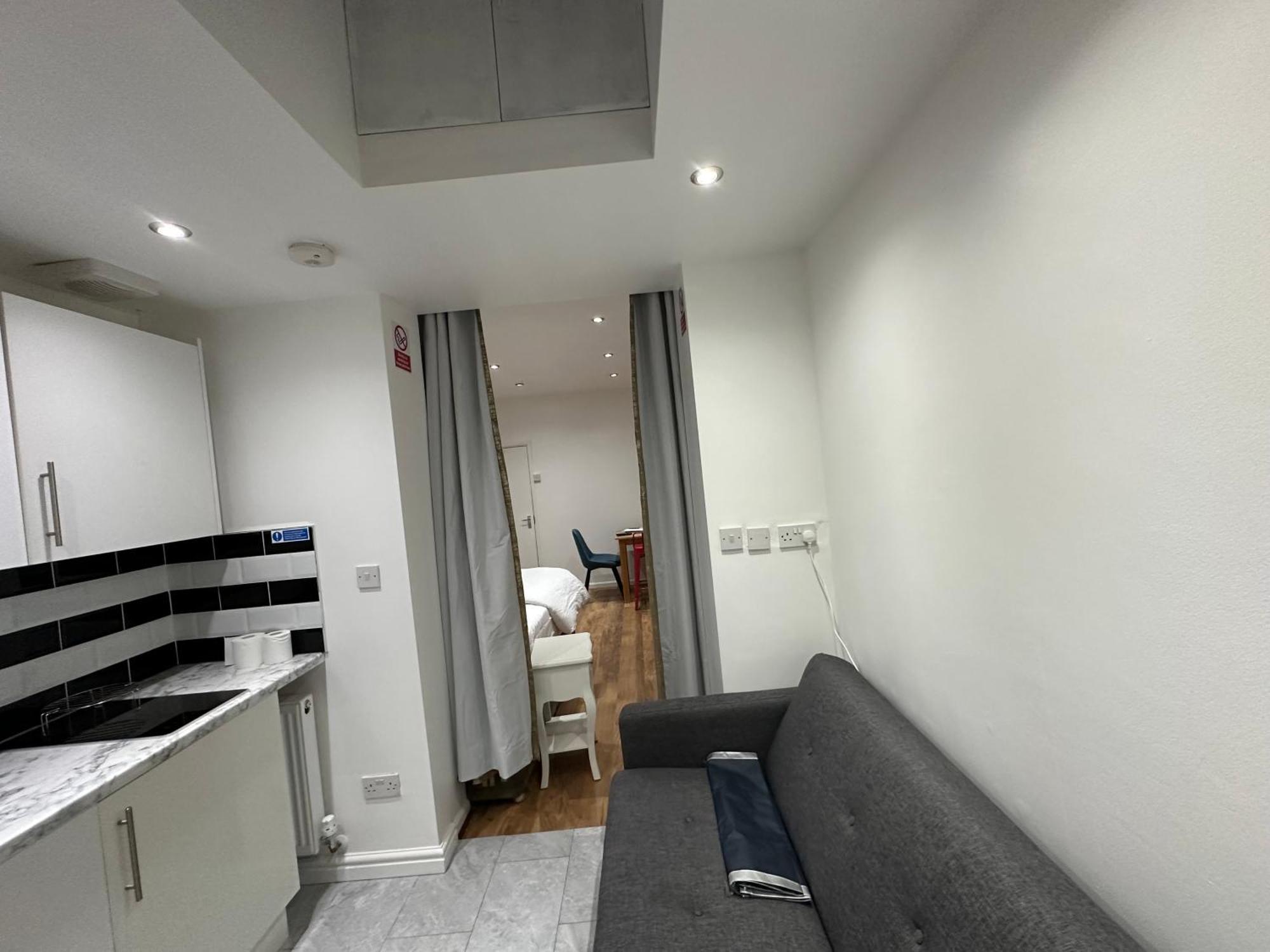 4Th Studio Flat With Private Own Bathroom A London Luxury Family Home Setup And Furnished With Double Bed Plus A Double Futon-Sofa Bed A Single Futon Bed A Baby Cot And Garden And Free Parking Ngoại thất bức ảnh