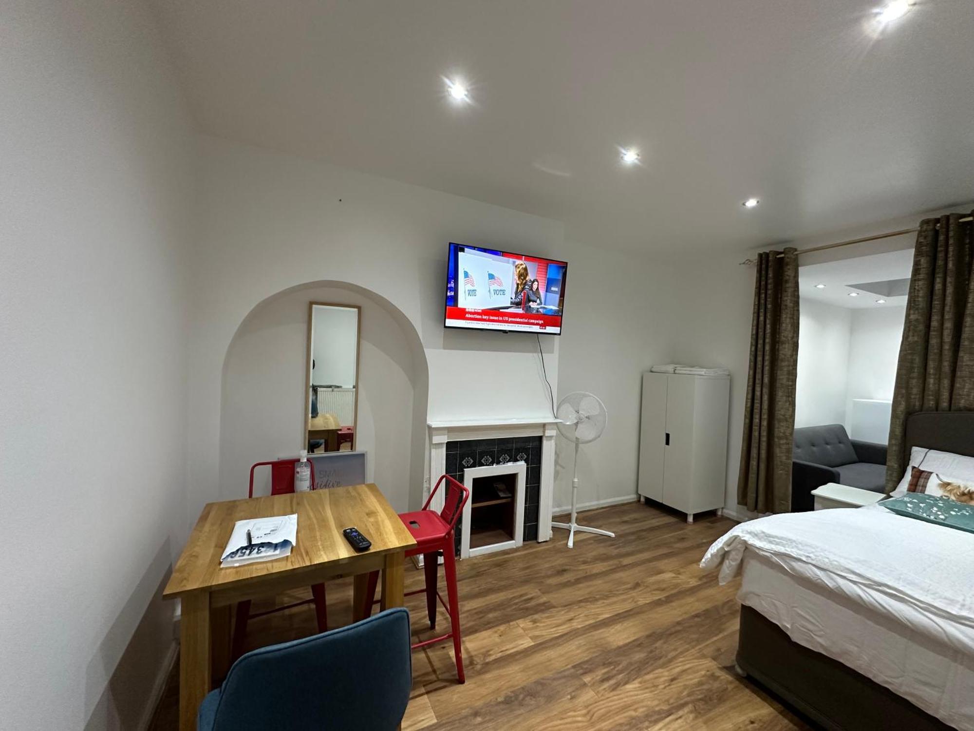 4Th Studio Flat With Private Own Bathroom A London Luxury Family Home Setup And Furnished With Double Bed Plus A Double Futon-Sofa Bed A Single Futon Bed A Baby Cot And Garden And Free Parking Ngoại thất bức ảnh