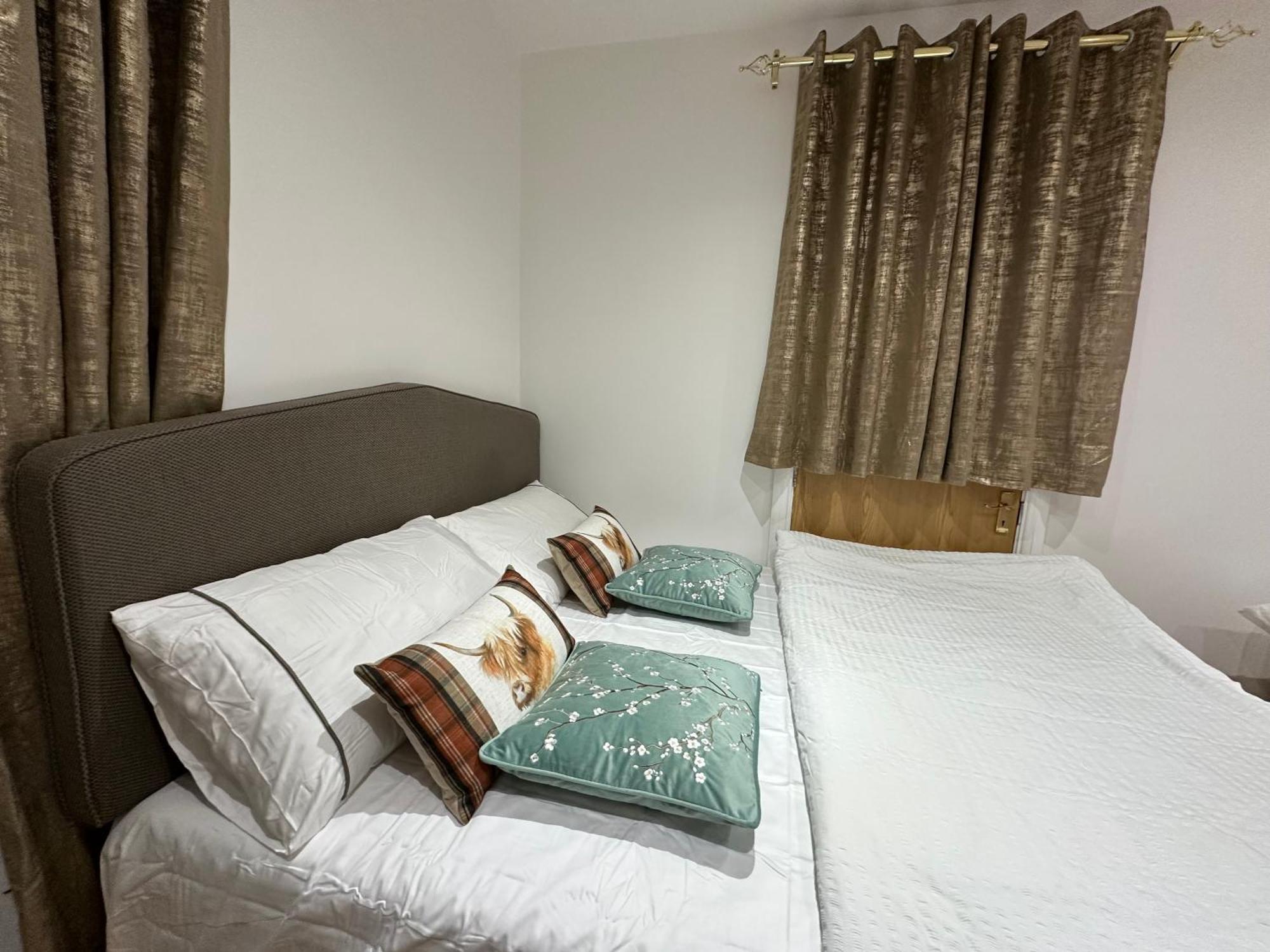 4Th Studio Flat With Private Own Bathroom A London Luxury Family Home Setup And Furnished With Double Bed Plus A Double Futon-Sofa Bed A Single Futon Bed A Baby Cot And Garden And Free Parking Ngoại thất bức ảnh