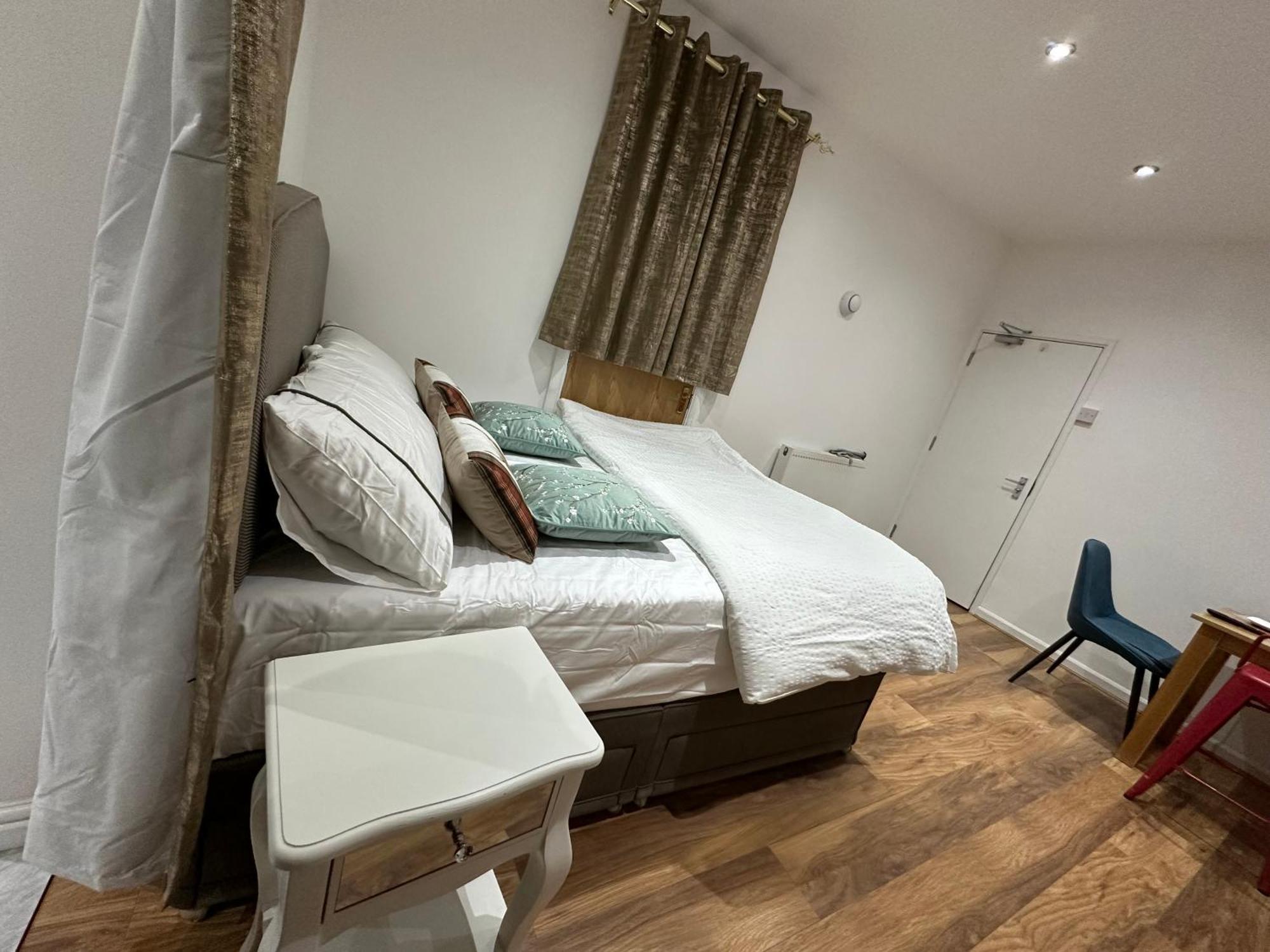 4Th Studio Flat With Private Own Bathroom A London Luxury Family Home Setup And Furnished With Double Bed Plus A Double Futon-Sofa Bed A Single Futon Bed A Baby Cot And Garden And Free Parking Ngoại thất bức ảnh