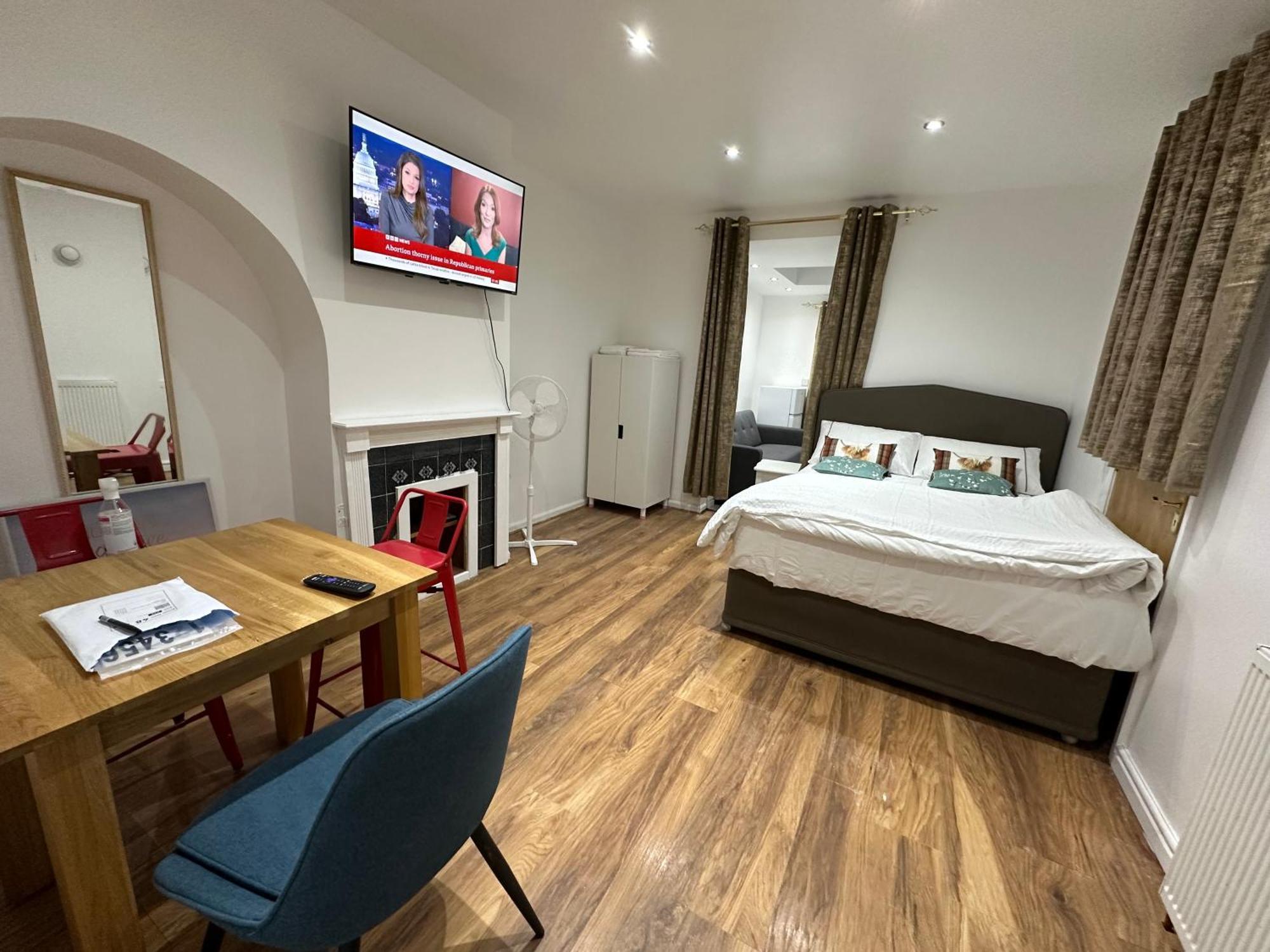 4Th Studio Flat With Private Own Bathroom A London Luxury Family Home Setup And Furnished With Double Bed Plus A Double Futon-Sofa Bed A Single Futon Bed A Baby Cot And Garden And Free Parking Ngoại thất bức ảnh