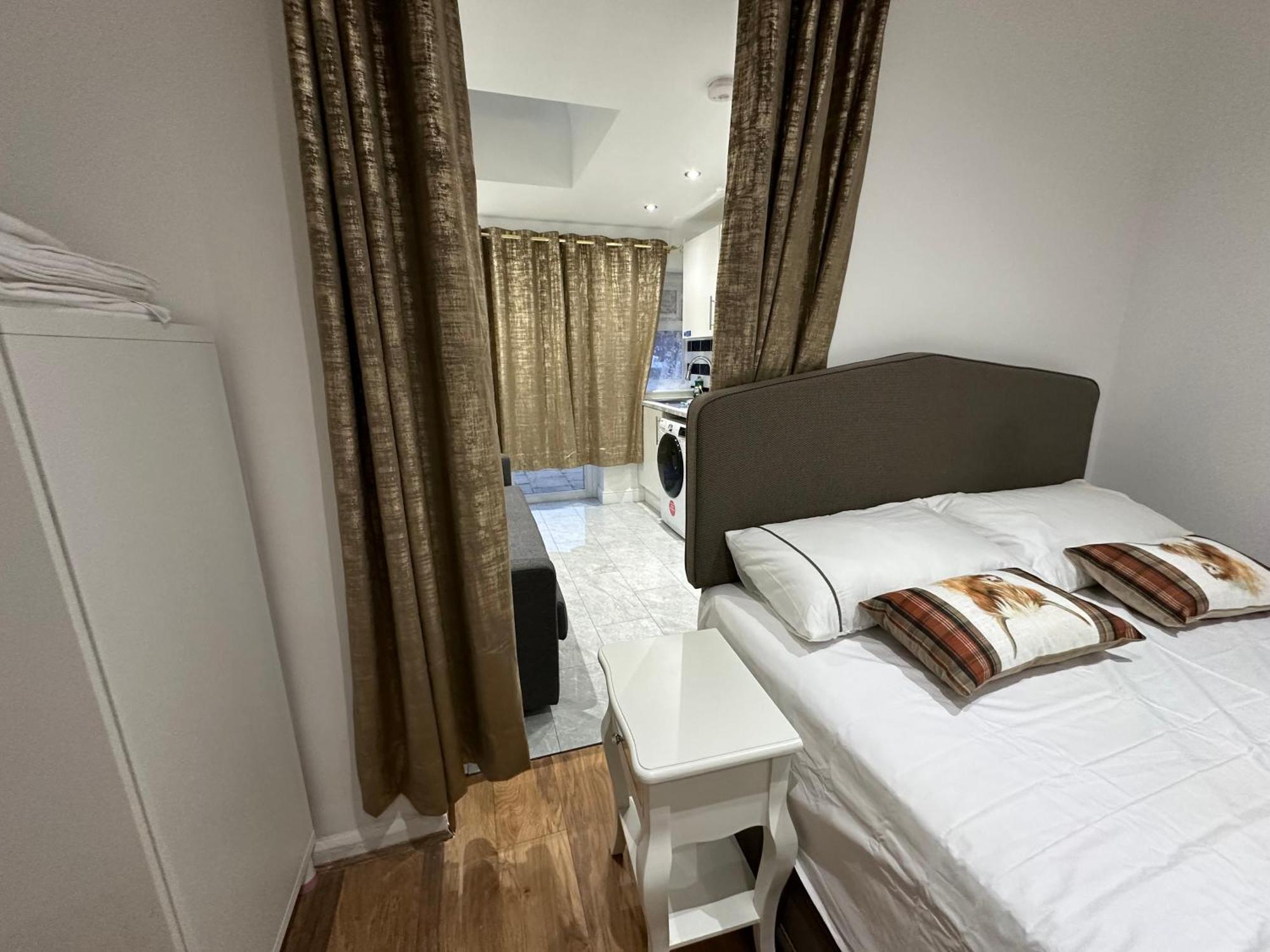 4Th Studio Flat With Private Own Bathroom A London Luxury Family Home Setup And Furnished With Double Bed Plus A Double Futon-Sofa Bed A Single Futon Bed A Baby Cot And Garden And Free Parking Ngoại thất bức ảnh