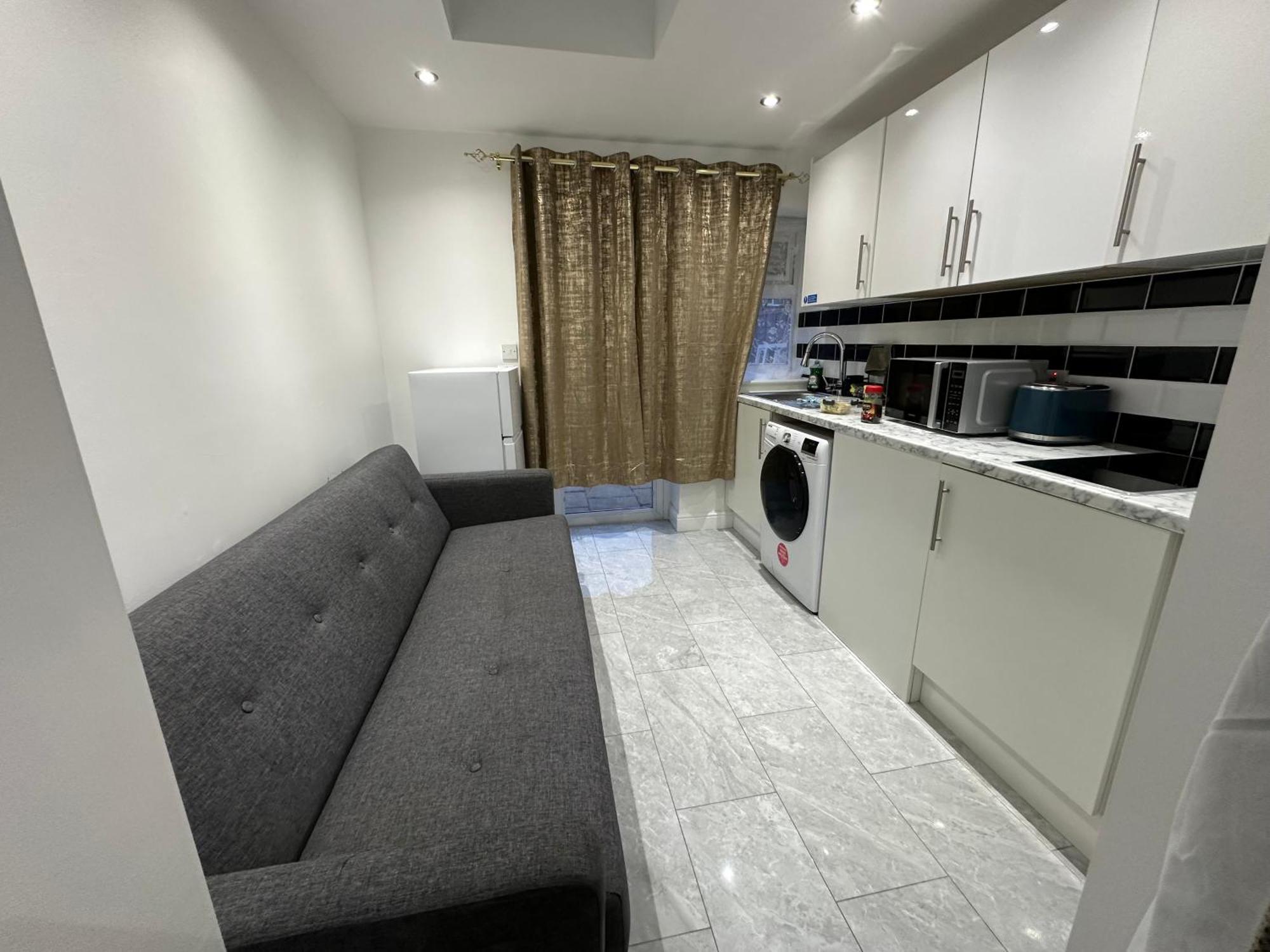 4Th Studio Flat With Private Own Bathroom A London Luxury Family Home Setup And Furnished With Double Bed Plus A Double Futon-Sofa Bed A Single Futon Bed A Baby Cot And Garden And Free Parking Ngoại thất bức ảnh