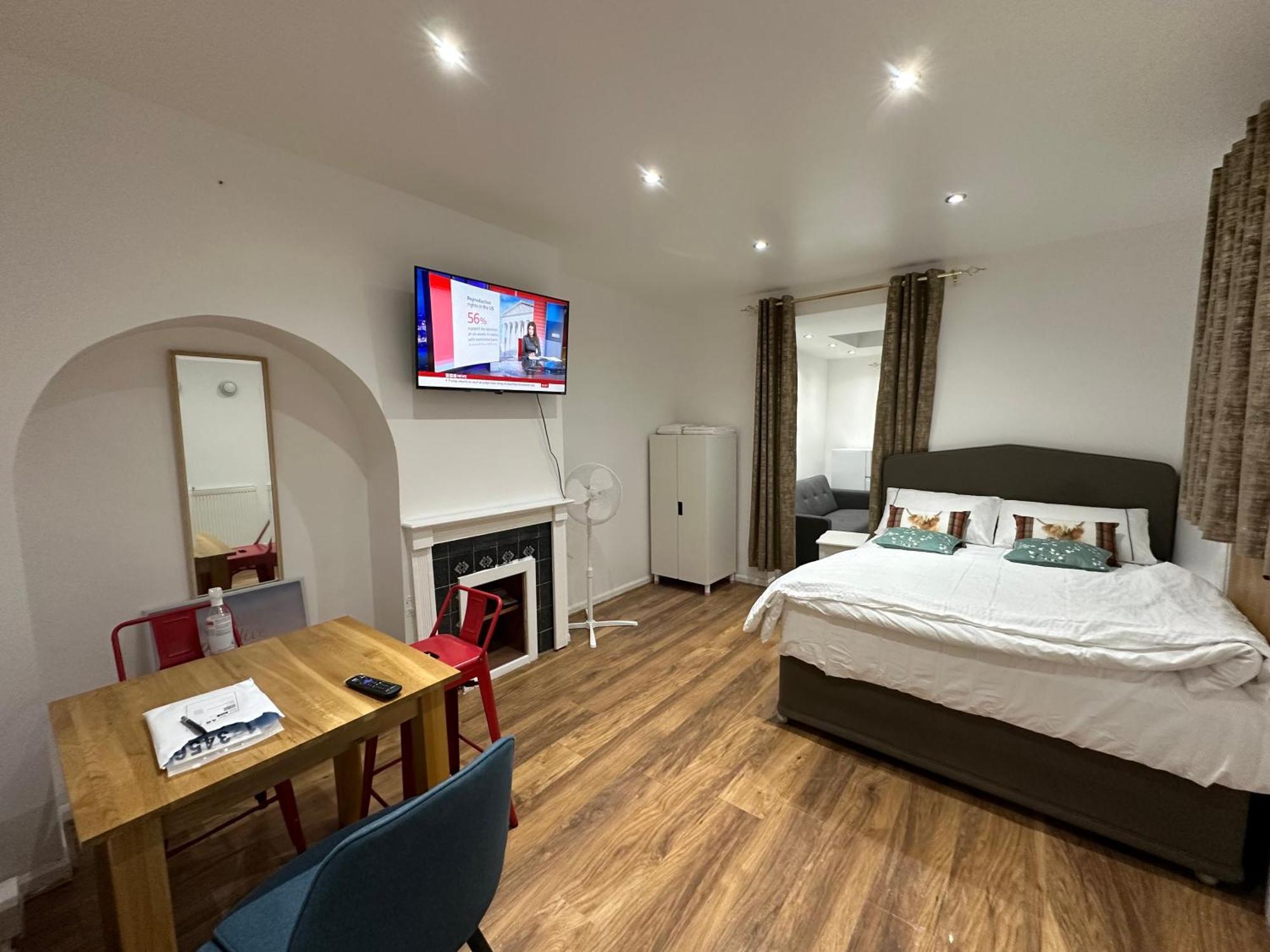 4Th Studio Flat With Private Own Bathroom A London Luxury Family Home Setup And Furnished With Double Bed Plus A Double Futon-Sofa Bed A Single Futon Bed A Baby Cot And Garden And Free Parking Ngoại thất bức ảnh