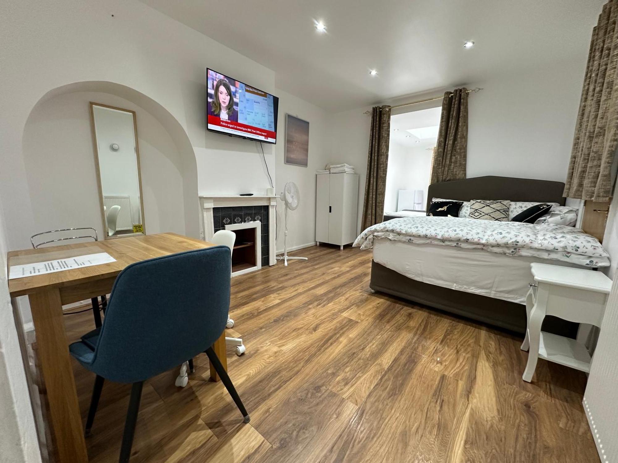 4Th Studio Flat With Private Own Bathroom A London Luxury Family Home Setup And Furnished With Double Bed Plus A Double Futon-Sofa Bed A Single Futon Bed A Baby Cot And Garden And Free Parking Ngoại thất bức ảnh