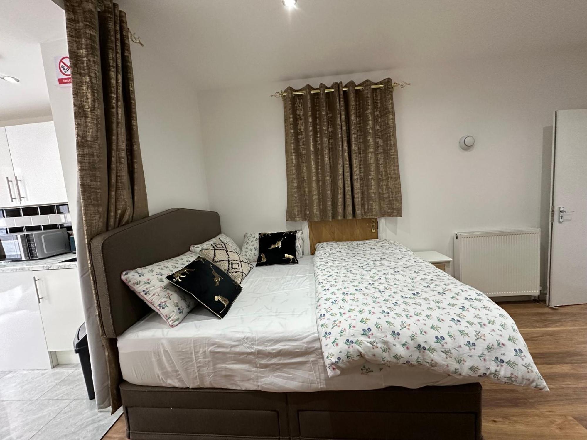 4Th Studio Flat With Private Own Bathroom A London Luxury Family Home Setup And Furnished With Double Bed Plus A Double Futon-Sofa Bed A Single Futon Bed A Baby Cot And Garden And Free Parking Ngoại thất bức ảnh