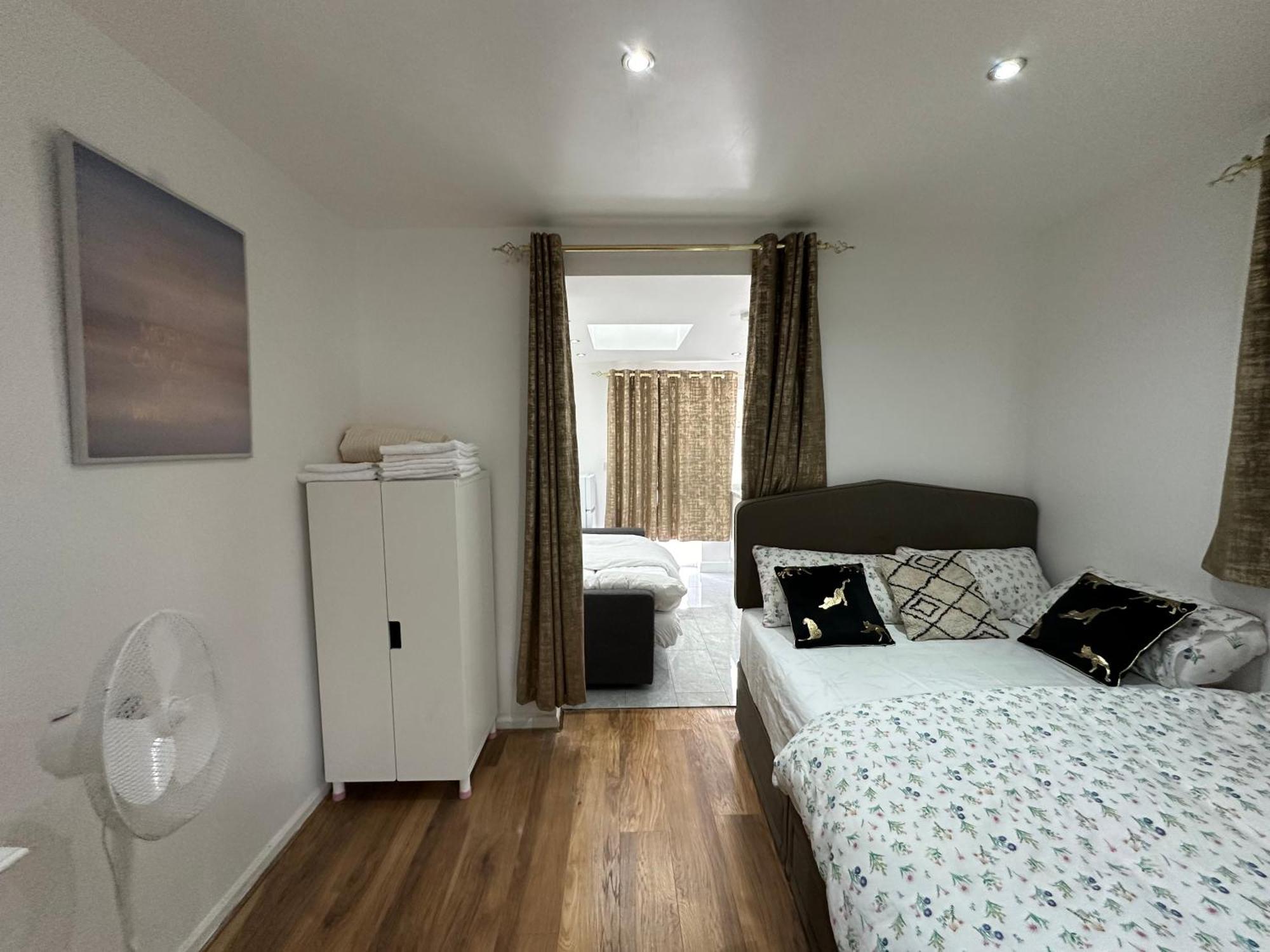 4Th Studio Flat With Private Own Bathroom A London Luxury Family Home Setup And Furnished With Double Bed Plus A Double Futon-Sofa Bed A Single Futon Bed A Baby Cot And Garden And Free Parking Ngoại thất bức ảnh