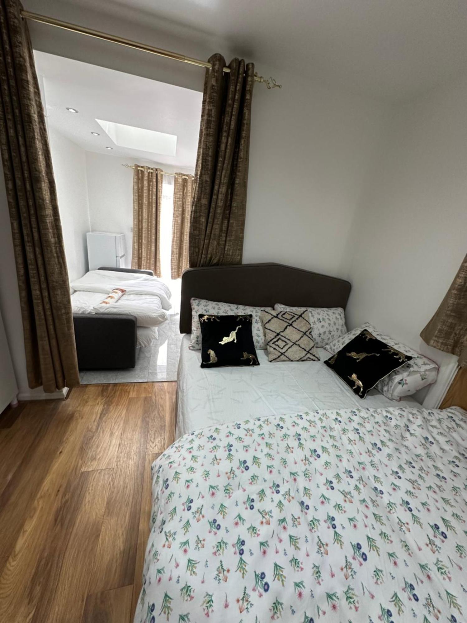 4Th Studio Flat With Private Own Bathroom A London Luxury Family Home Setup And Furnished With Double Bed Plus A Double Futon-Sofa Bed A Single Futon Bed A Baby Cot And Garden And Free Parking Ngoại thất bức ảnh