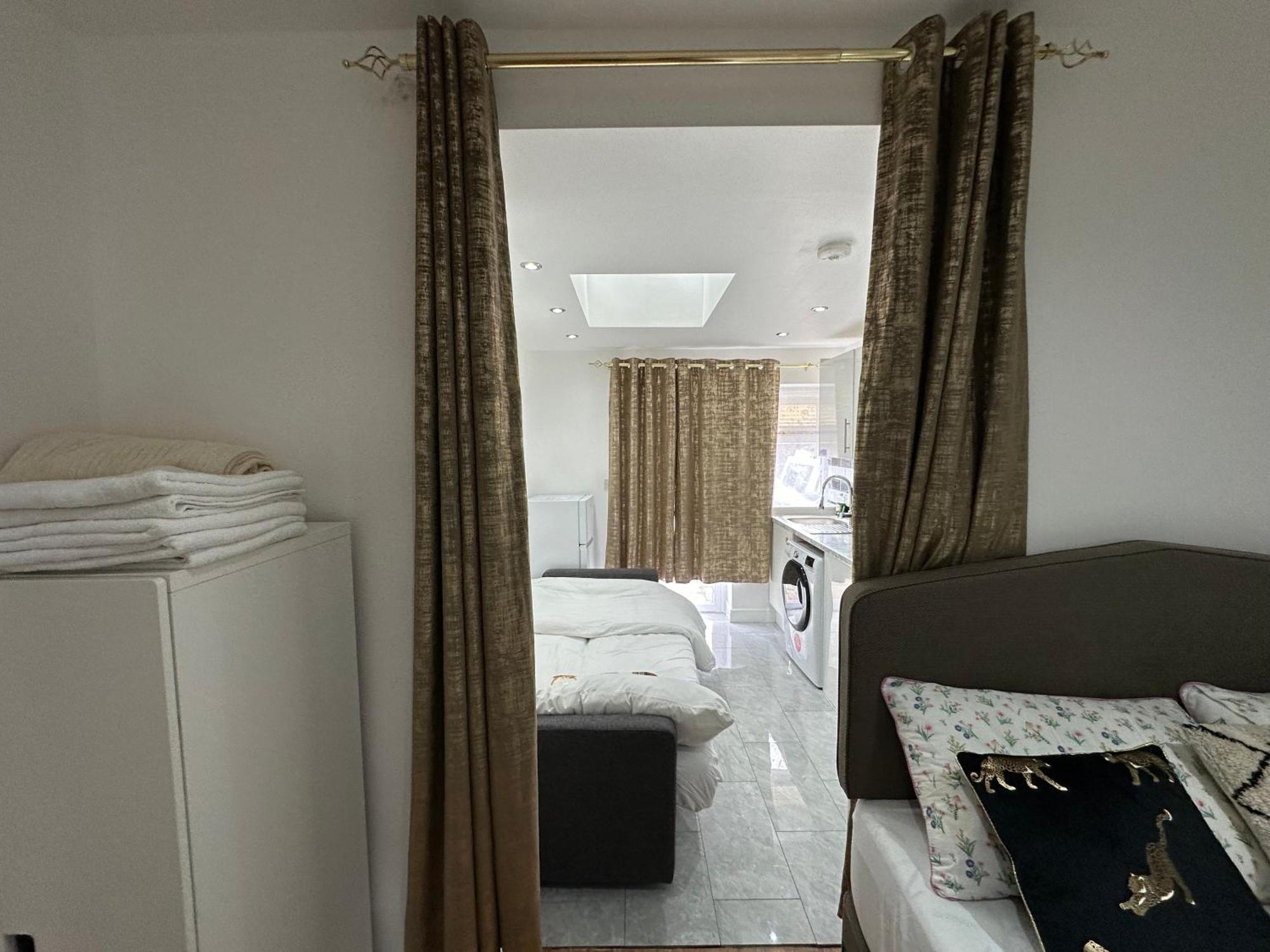 4Th Studio Flat With Private Own Bathroom A London Luxury Family Home Setup And Furnished With Double Bed Plus A Double Futon-Sofa Bed A Single Futon Bed A Baby Cot And Garden And Free Parking Ngoại thất bức ảnh