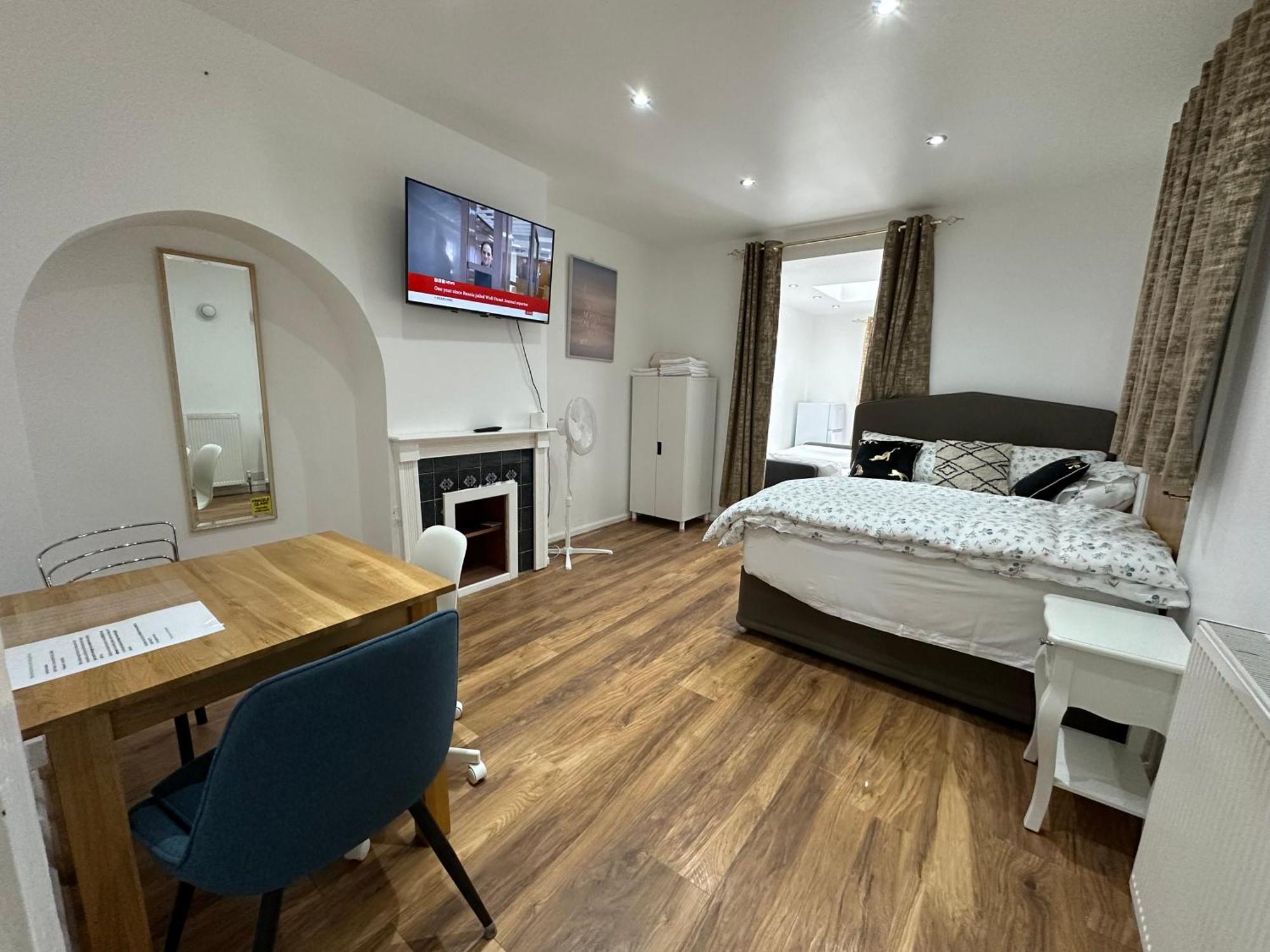 4Th Studio Flat With Private Own Bathroom A London Luxury Family Home Setup And Furnished With Double Bed Plus A Double Futon-Sofa Bed A Single Futon Bed A Baby Cot And Garden And Free Parking Ngoại thất bức ảnh