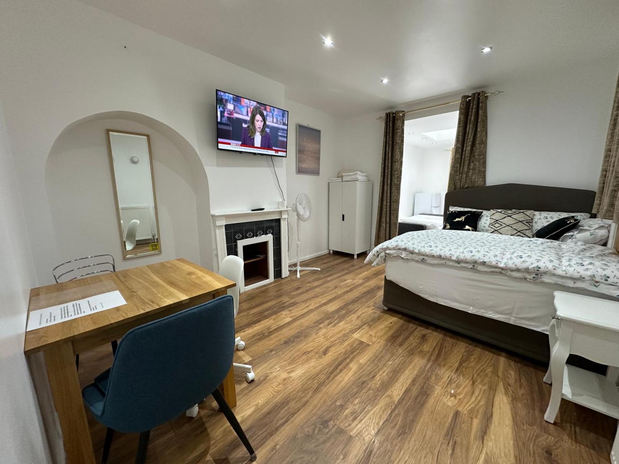 4Th Studio Flat With Private Own Bathroom A London Luxury Family Home Setup And Furnished With Double Bed Plus A Double Futon-Sofa Bed A Single Futon Bed A Baby Cot And Garden And Free Parking Ngoại thất bức ảnh