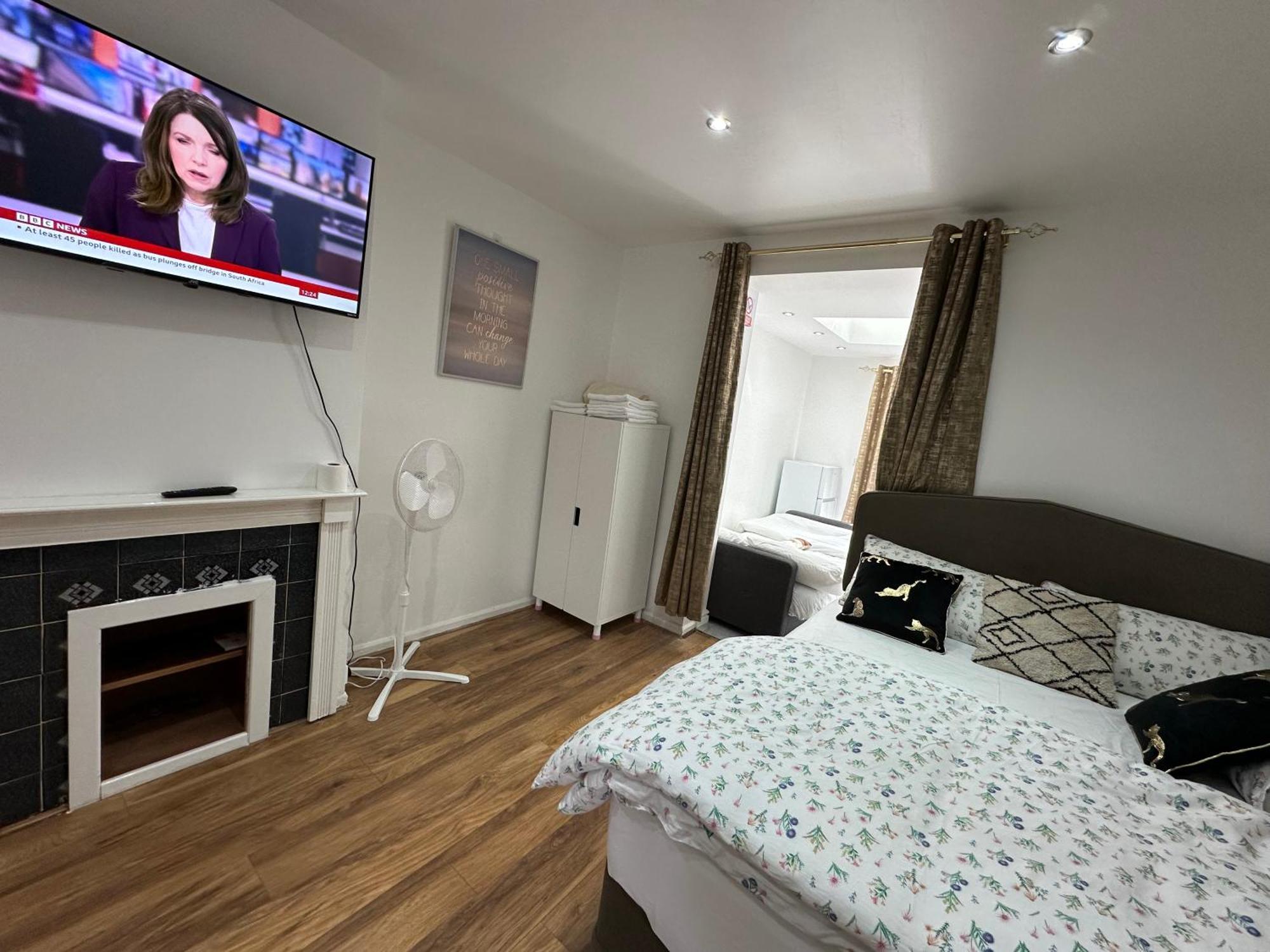4Th Studio Flat With Private Own Bathroom A London Luxury Family Home Setup And Furnished With Double Bed Plus A Double Futon-Sofa Bed A Single Futon Bed A Baby Cot And Garden And Free Parking Ngoại thất bức ảnh
