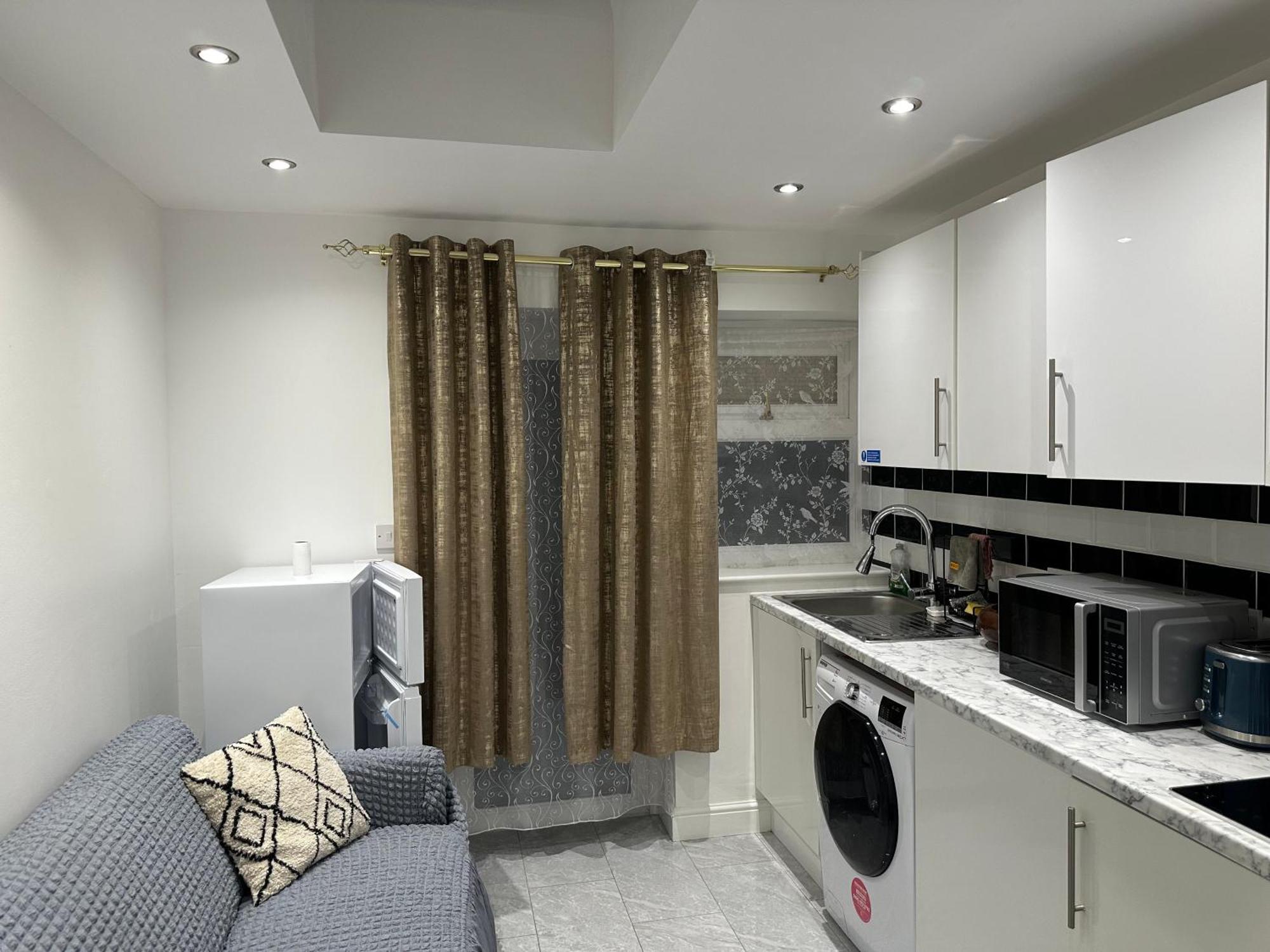 4Th Studio Flat With Private Own Bathroom A London Luxury Family Home Setup And Furnished With Double Bed Plus A Double Futon-Sofa Bed A Single Futon Bed A Baby Cot And Garden And Free Parking Ngoại thất bức ảnh